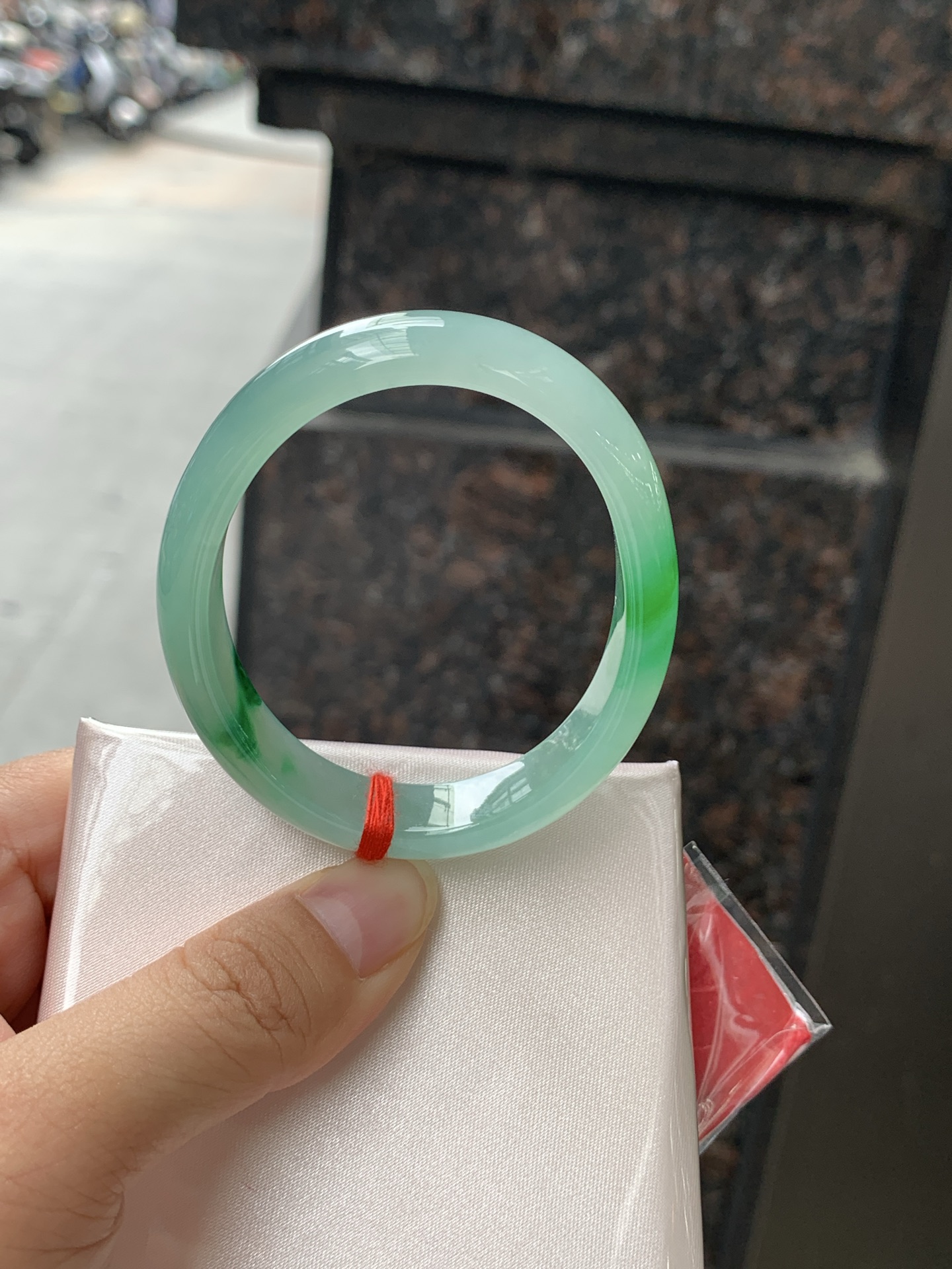 贵妃，底妆冰透胶润，干净细腻，简约却充满灵气，几朵绿花点缀，清新如芽，上有贵气优雅