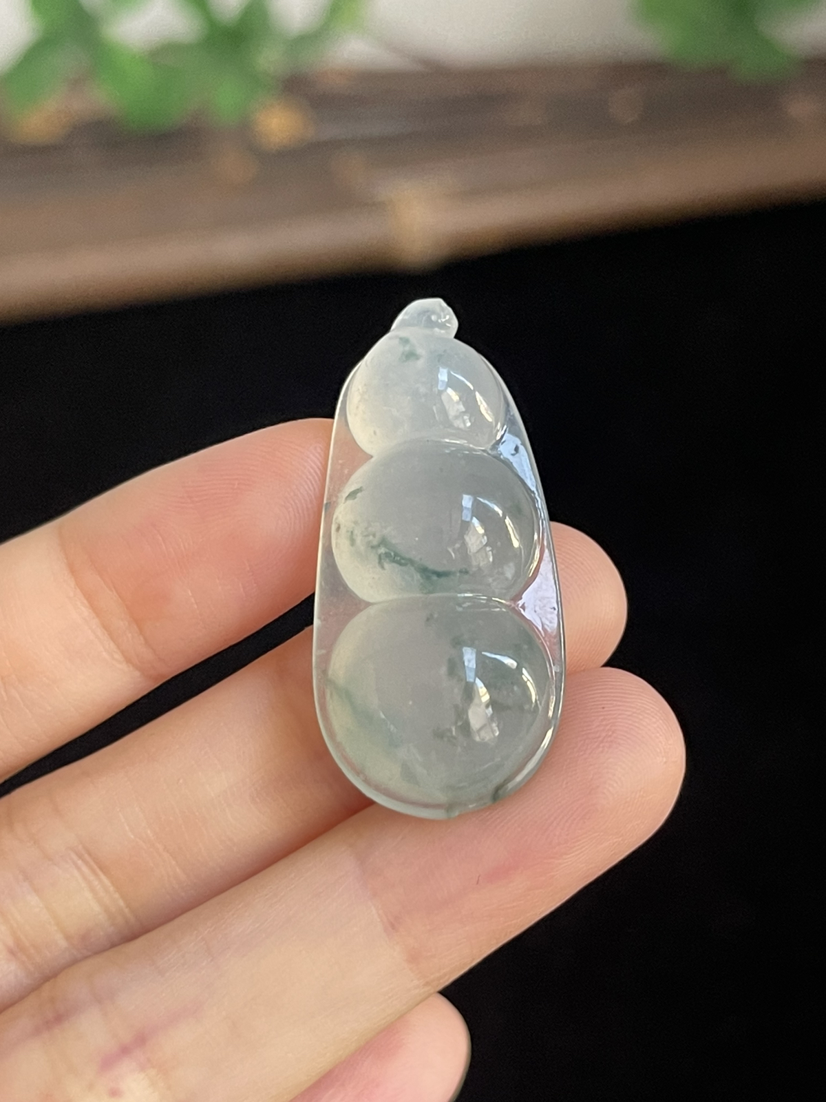 翡翠冰糯种淡绿色飘花福豆