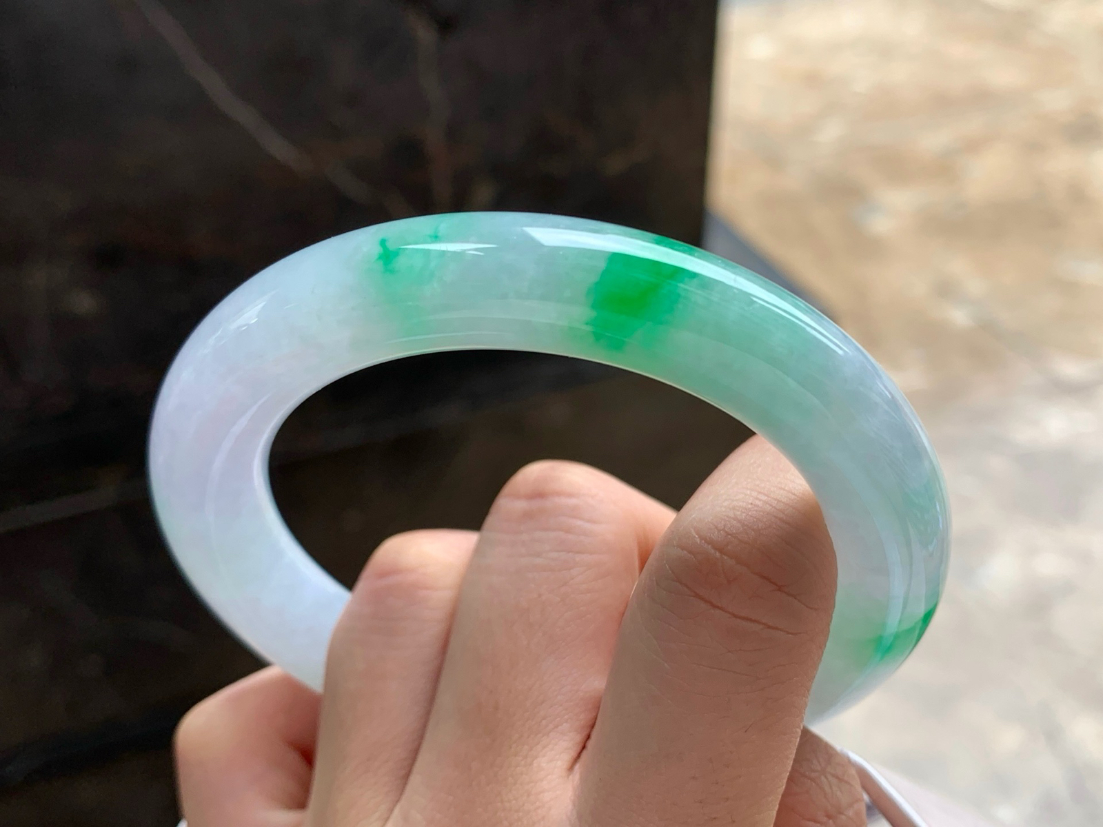 60-12
飘绿圆条手镯^_^鲜艳