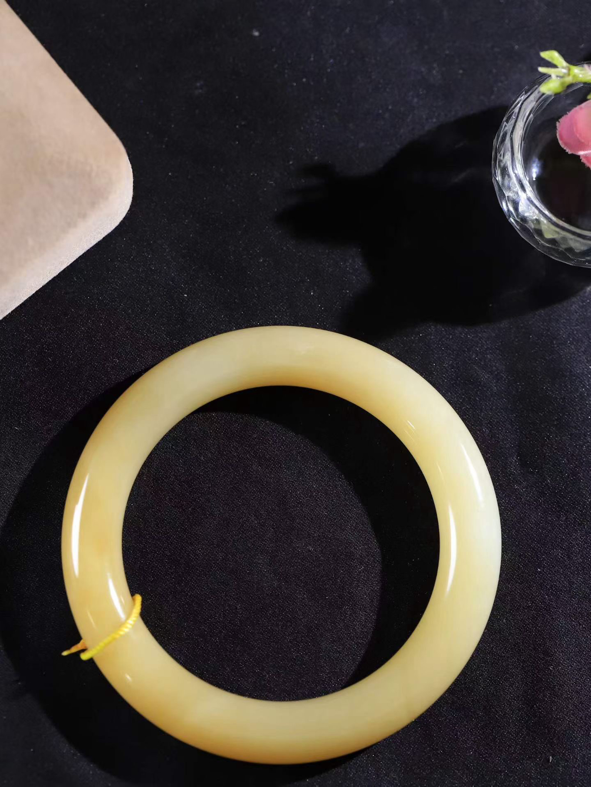 【暖玉生香·手镯】

精品和田玉糖白玉圆条手镯，质地油润细腻，色泽高贵典雅，镯型古朴典雅。在诗情画意的雨巷相遇，你是我腕间的一抹风情，有你眸有深情，清风荡漾湖间静水，我愿俯身低眉，在烟波涟漪处，寻你深情倩影。内径59mm尺寸11.3-11.4mm重66.3克  69701000y