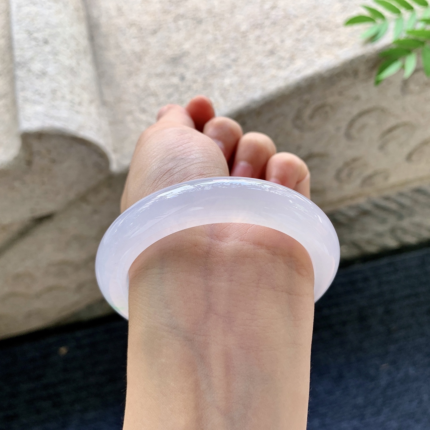 正圈53 54【圈口】54.5/12/9【编码】LH071136【描述】冰糯粉紫飘绿、水润，种老，细腻，无裂