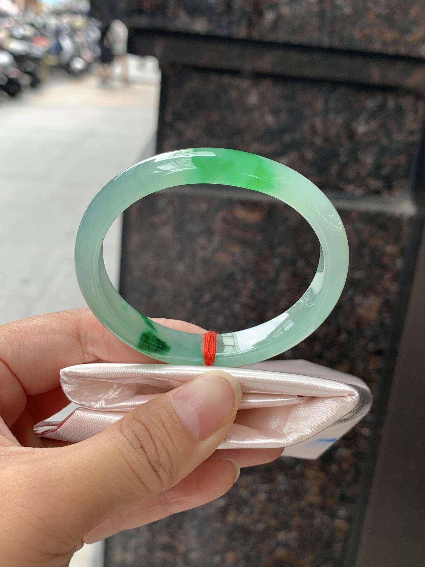 贵妃，底妆冰透胶润，干净细腻，简约却充满灵气，几朵绿花点缀，清新如芽，上有贵气优雅