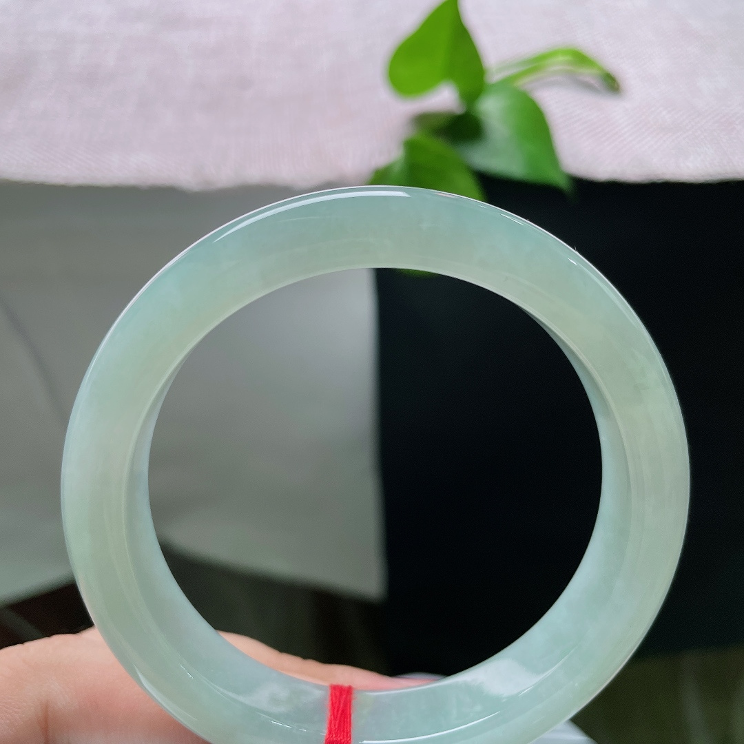 56.5/12/8.8，晴水正圈，无裂，淡湖水绿底色，玉质水润感强，没有浓重飘花，简约清冷，适配各类穿搭。ss57175a