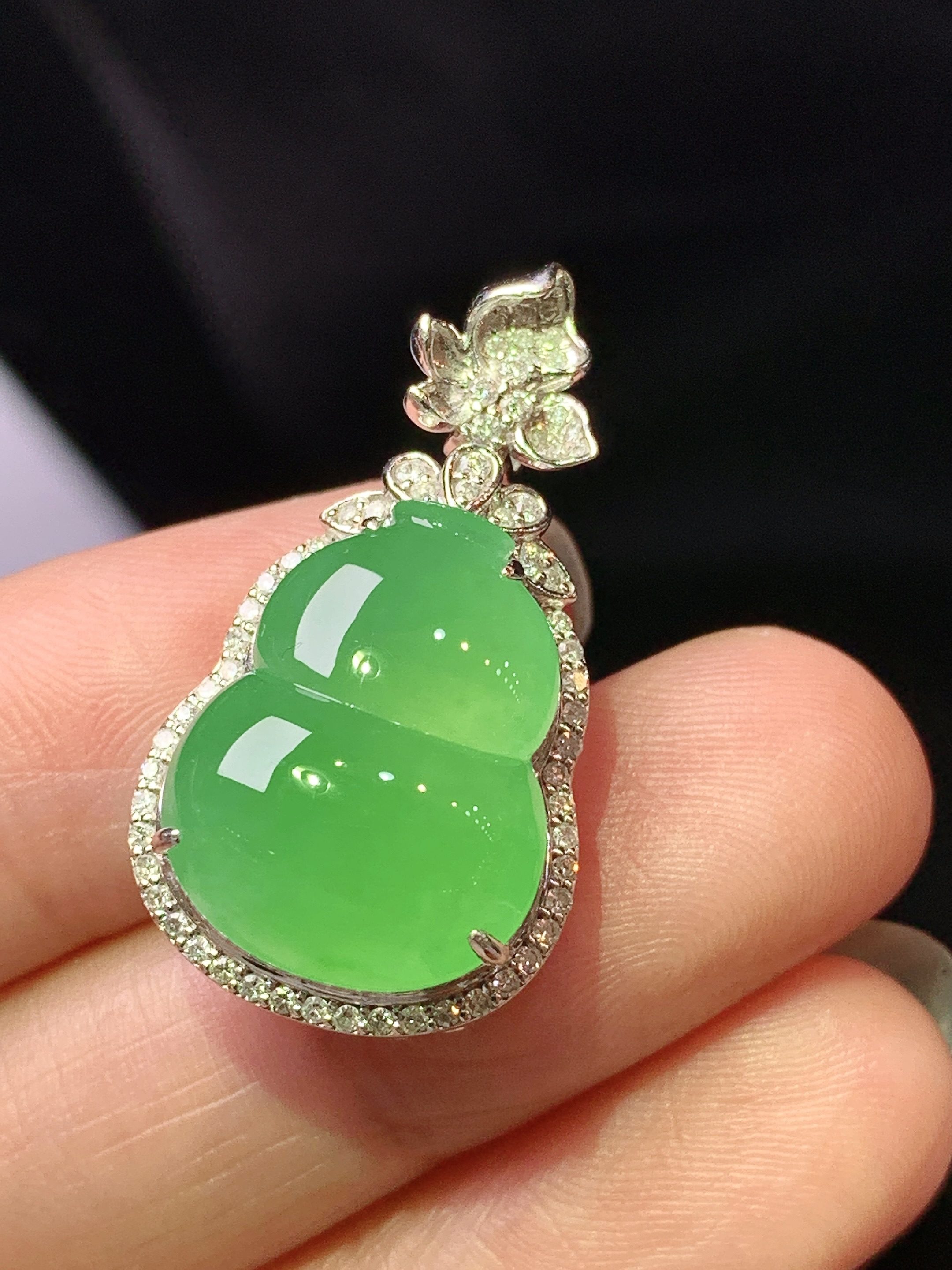 18k金钻镶嵌冰阳绿葫芦吊坠 玉质细腻 色泽艳丽清新 整体尺寸29*16*10.8 L2