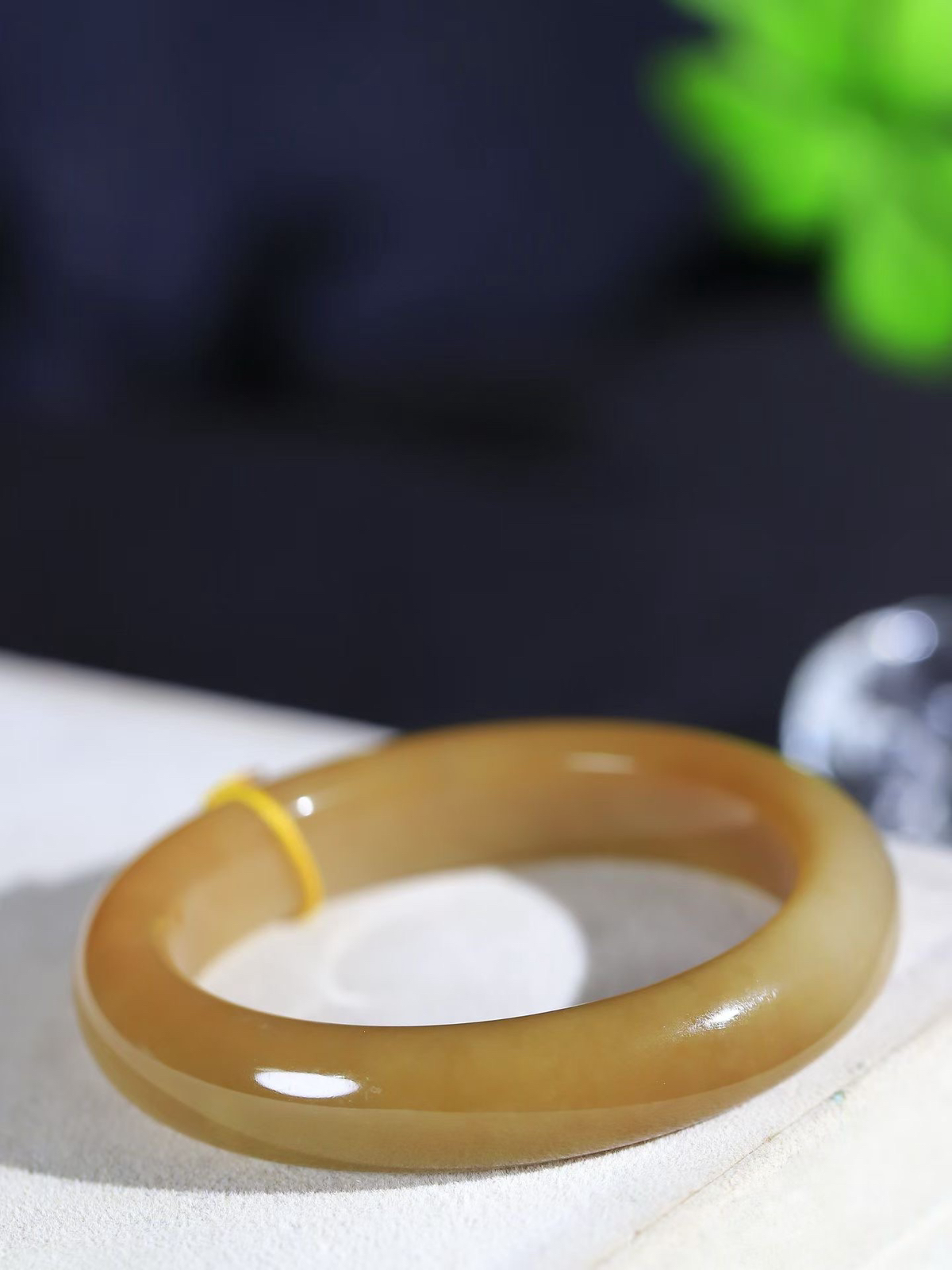 （温柔雅致.手镯）

精品️和田玉糖白玉手镯。镯型饱满，温润细腻，脂润沁香。️执一卷书，沏一盏茶，着一袭裙，戴一只镯。淡淡浅笺，素心若兰，静赏玉中诗画。悠悠岁月，芊手轻摘，盛满诗样芳华。重55.71克   内径54.5mm尺寸12.5-9mm    FDy-99701096