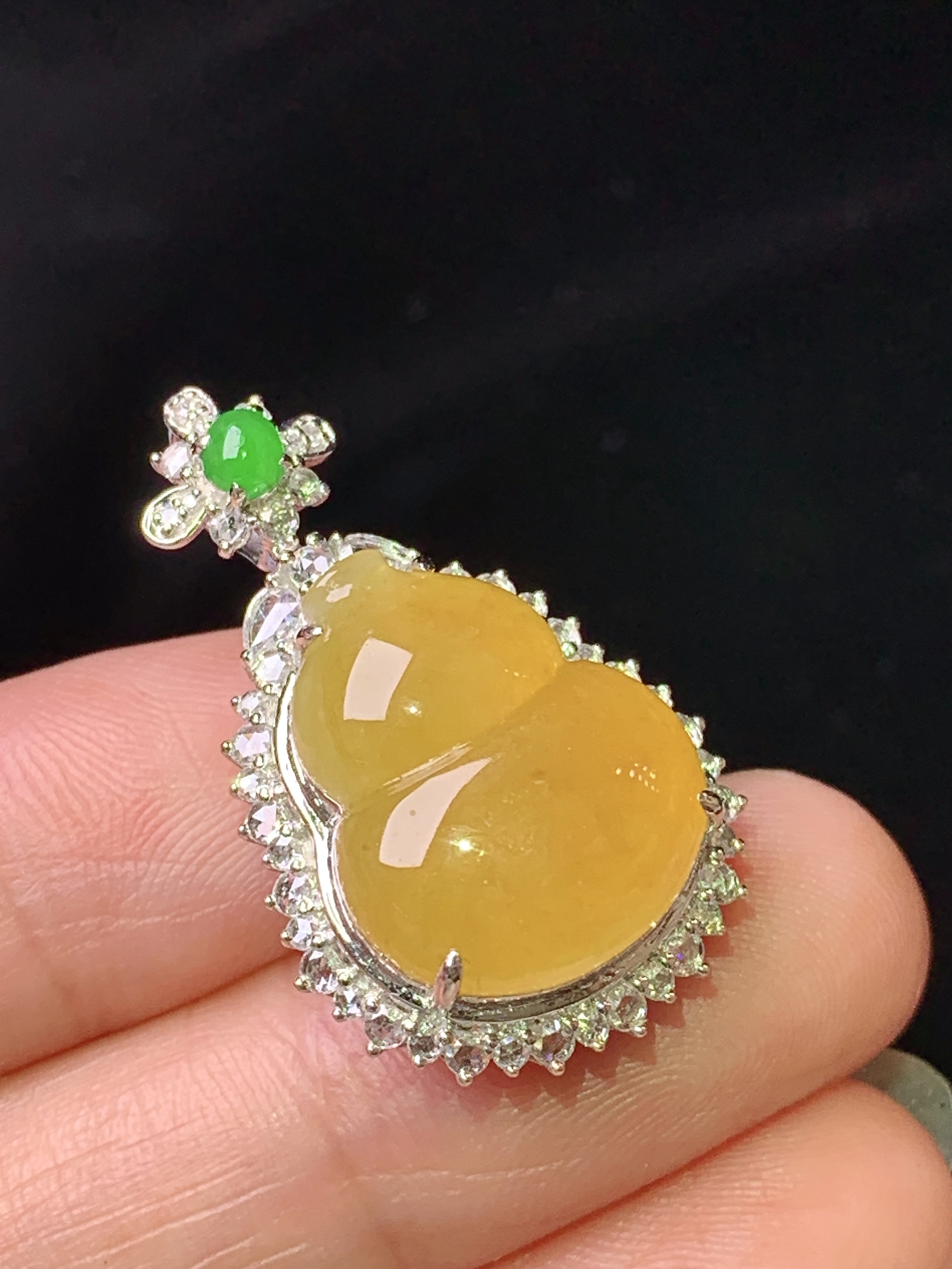 18k金钻镶嵌黄翡葫芦吊坠 玉质细腻 色泽艳丽清新 整体尺寸29.8*18.5*11.8 k1