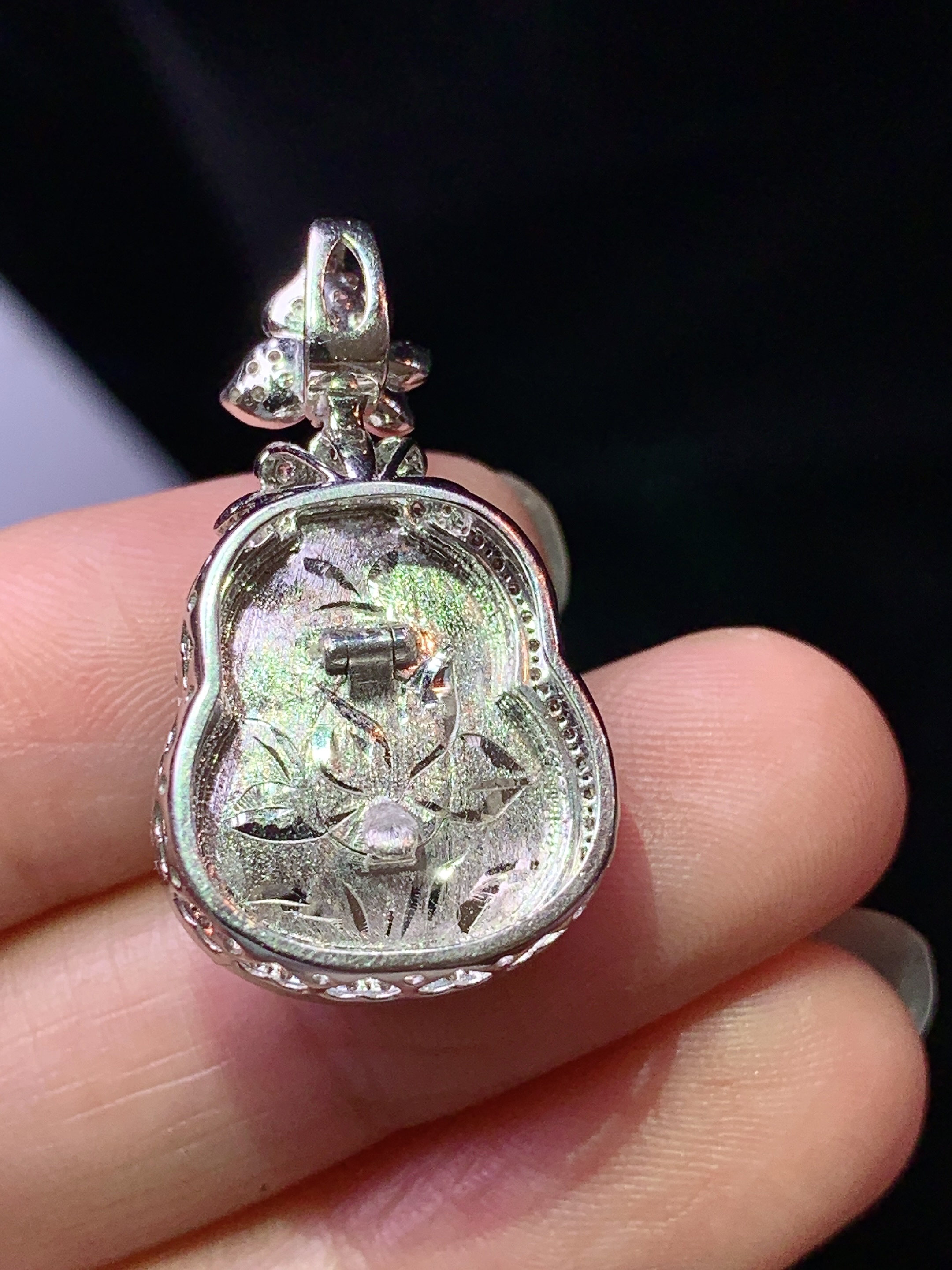 18k金钻镶嵌冰阳绿葫芦吊坠 玉质细腻 色泽艳丽清新 整体尺寸29*16*10.8 L2