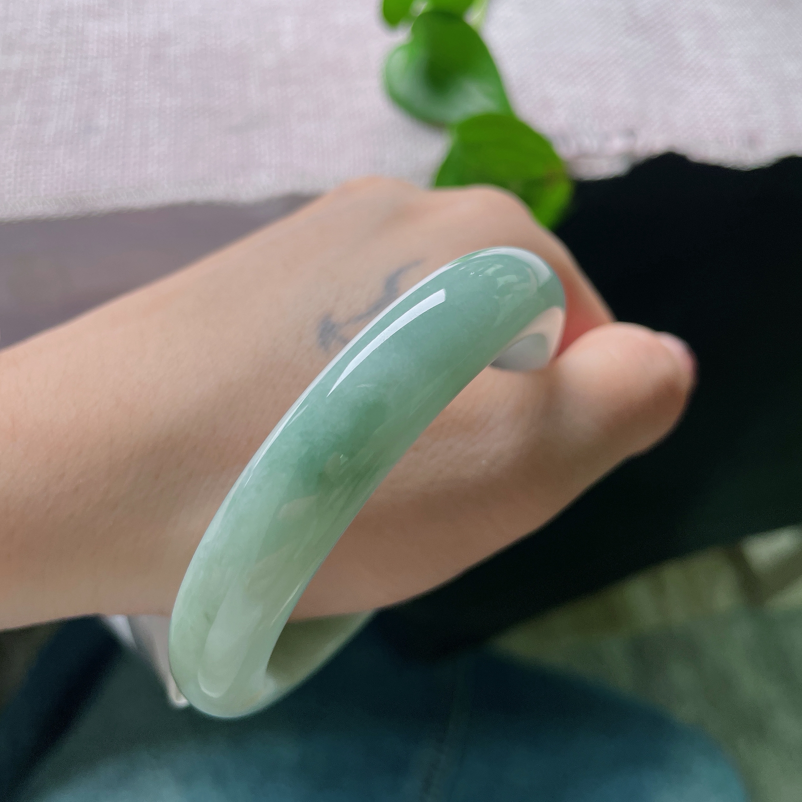 55.7/11.8/8.6，晴底正圈。晶体纹，素翠环身，零星洒金点缀，清冷玉色揉进暖融融细碎霞光。ss54088a。