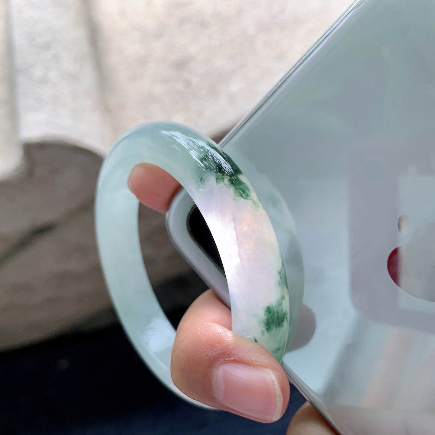 正圈51 52【圈口】52/10.8/8.3【编码】GF071113【描述】糯冰飘绿，水润，种老，细腻，有棉纹