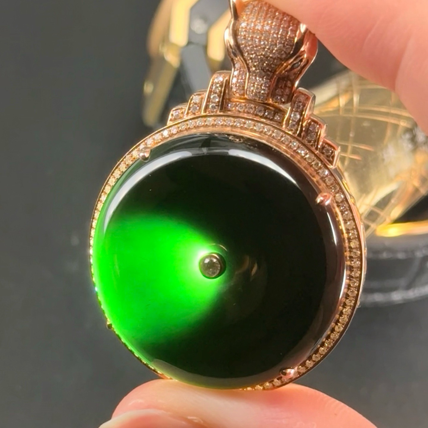 精品18k墨翠平安扣 种好色正 黑度极好 打灯通透 油性十足  尺寸45.9