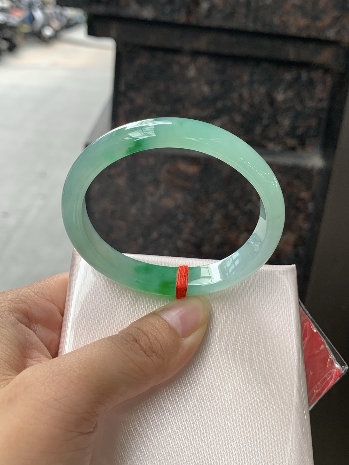 贵妃，底妆冰透胶润，干净细腻，简约却充满灵气，几朵绿花点缀，清新如芽，上有贵气优雅