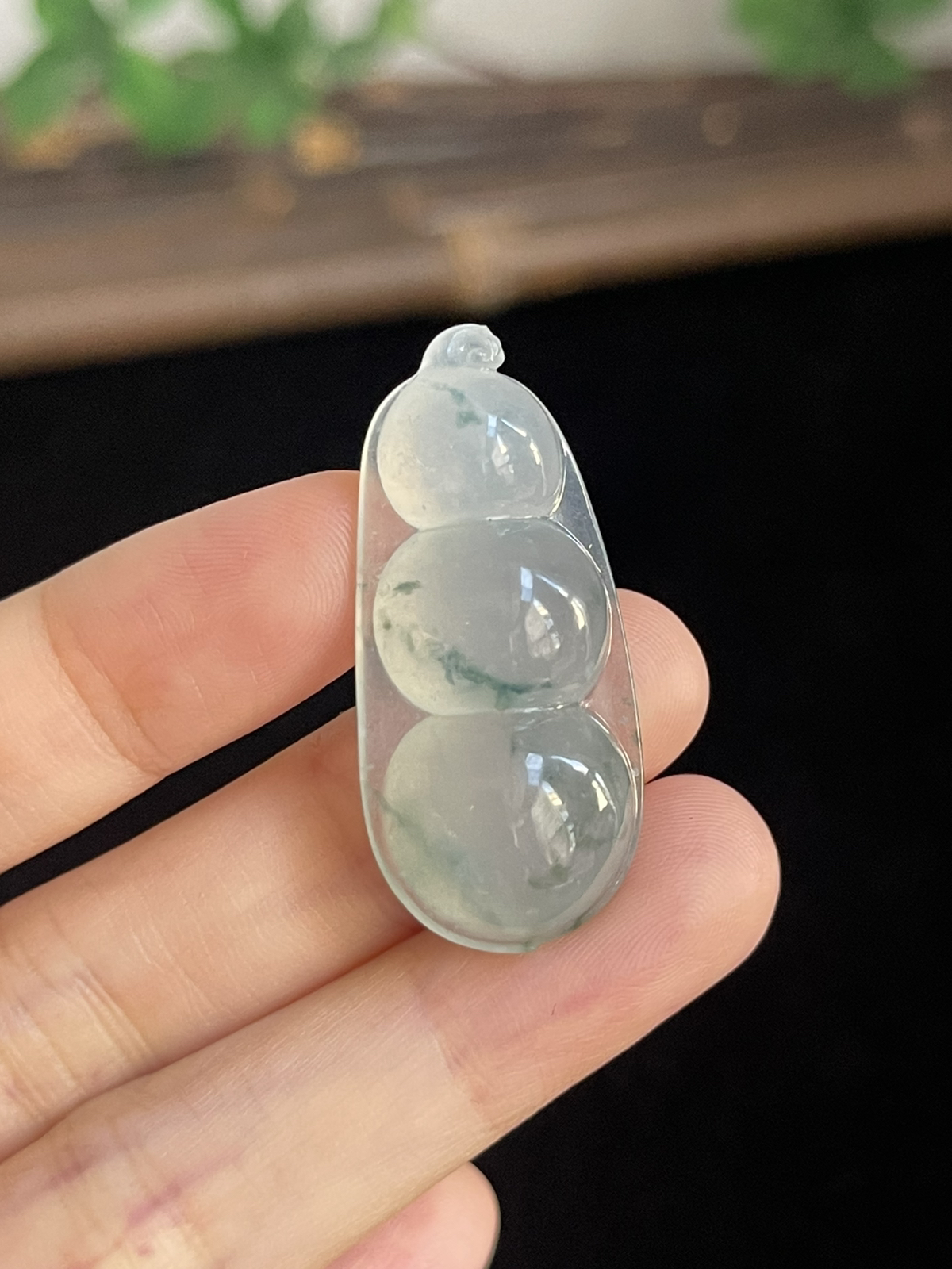 翡翠冰糯种淡绿色飘花福豆