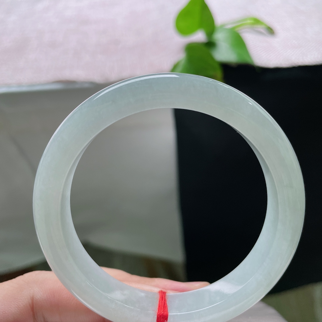 淡绿底正圈，无裂，冰润通透，玉质细腻，清冷温柔，属于简约百搭款。ss55720a