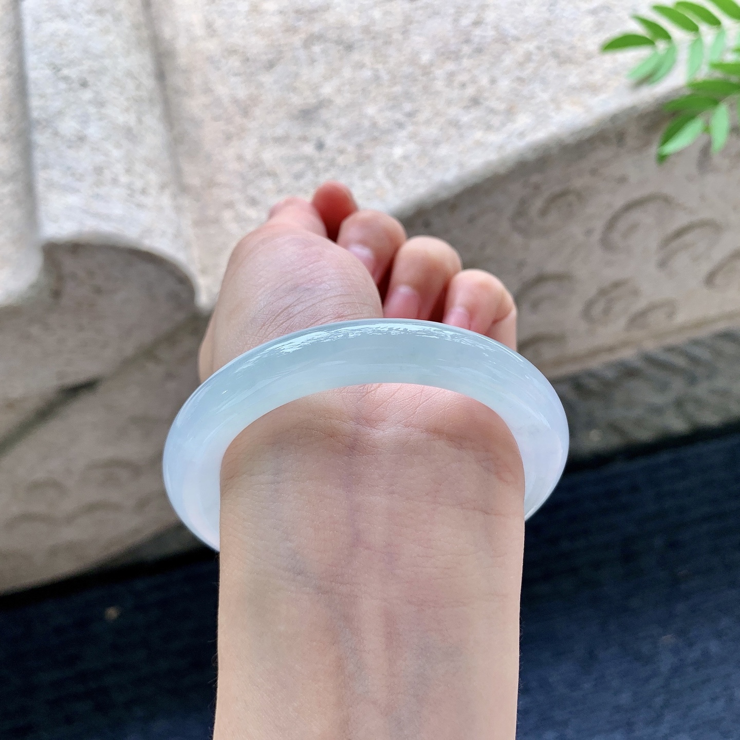 圆条53 54【圈口】54/9.6/10【编码】C11071135【描述】糯冰晴底，水润，种老，细腻，打灯有絮线