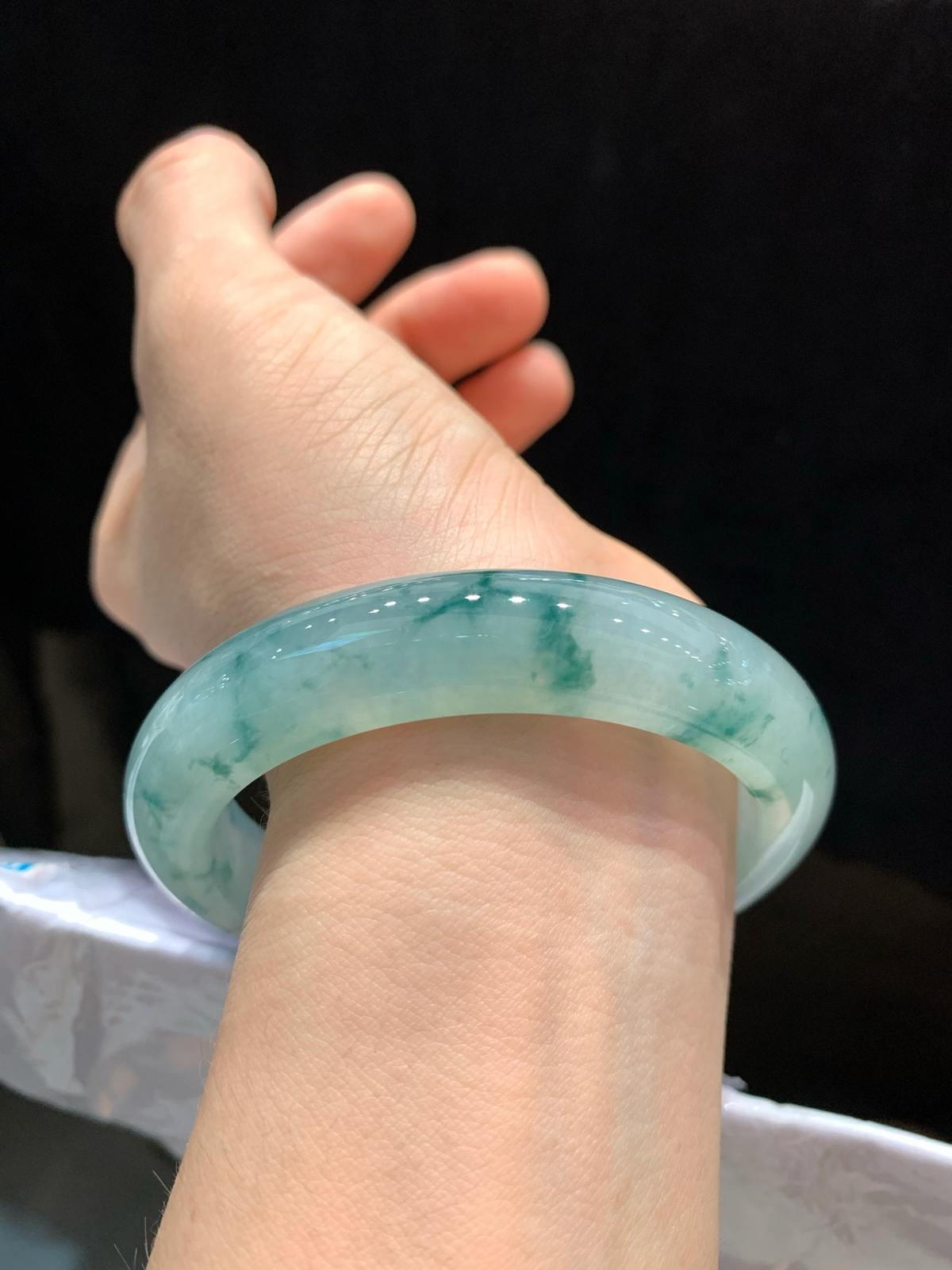 尺寸57.5/12.8/9.4，冰飘花手镯
冰透细腻 种老肉细