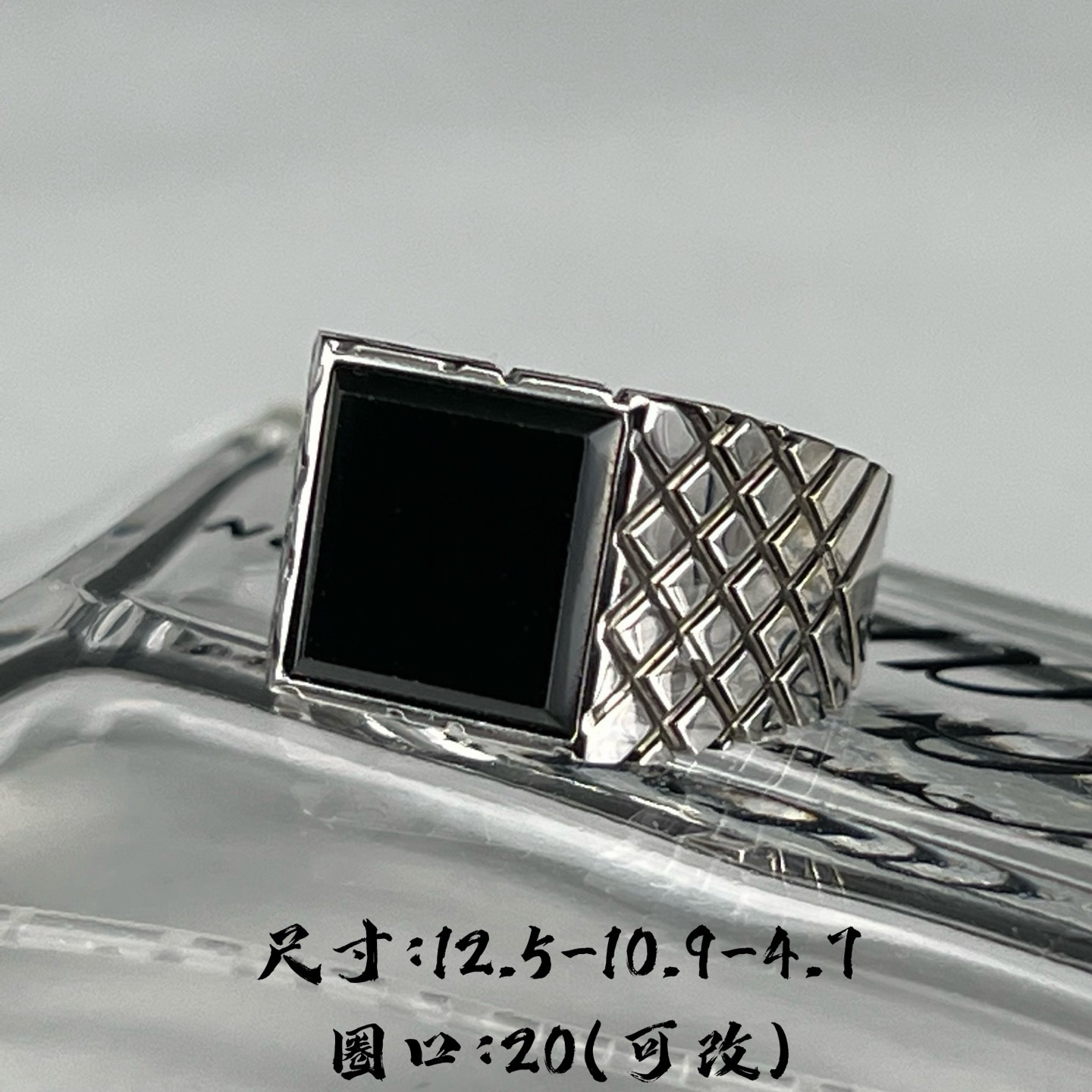 重金豪镶墨翠男戒 种好色正 黑度极好 打灯通透 油性十足  尺寸12.5
