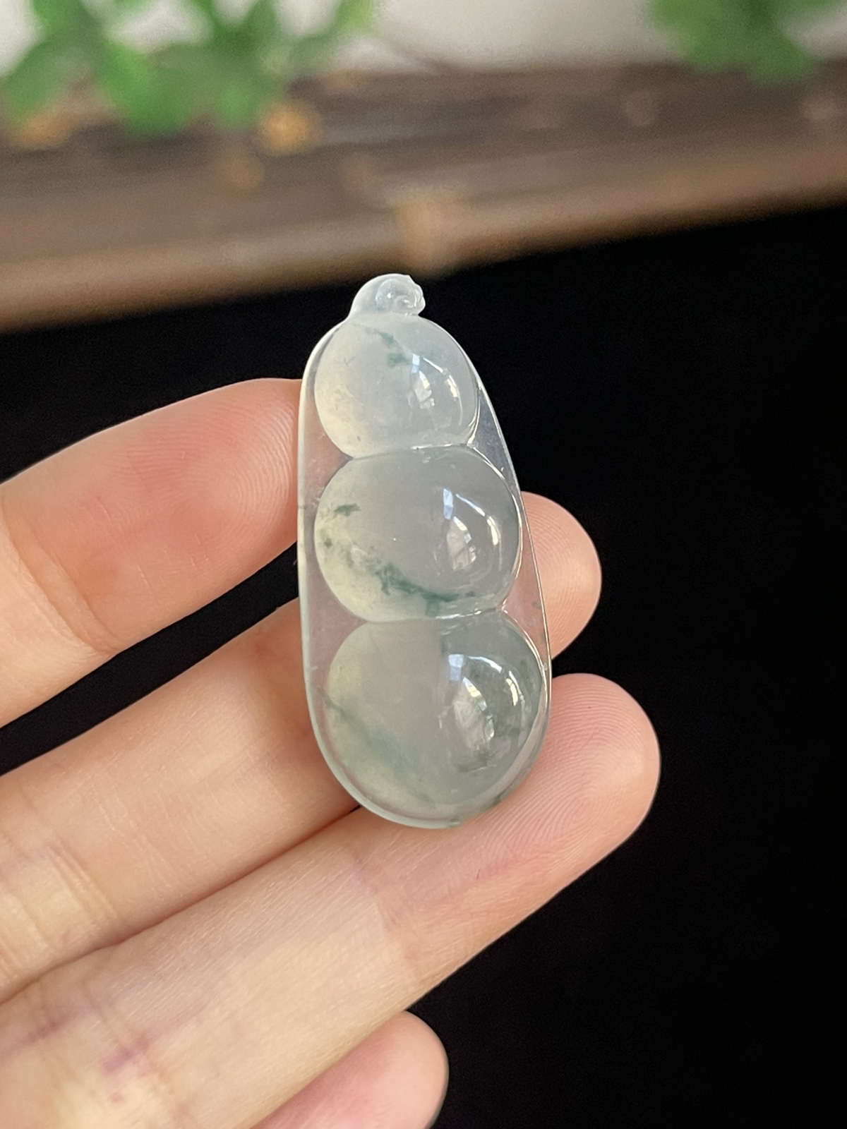 翡翠冰糯种淡绿色飘花福豆