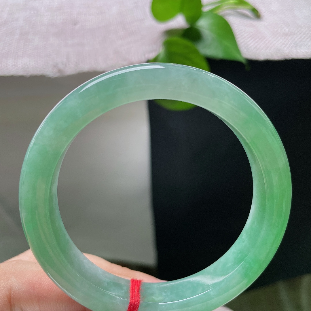 55.2/11.4/8.6，满色正圈，无裂，种质细腻水头十足，翠色匀净，自带贵气珠光。ss57143