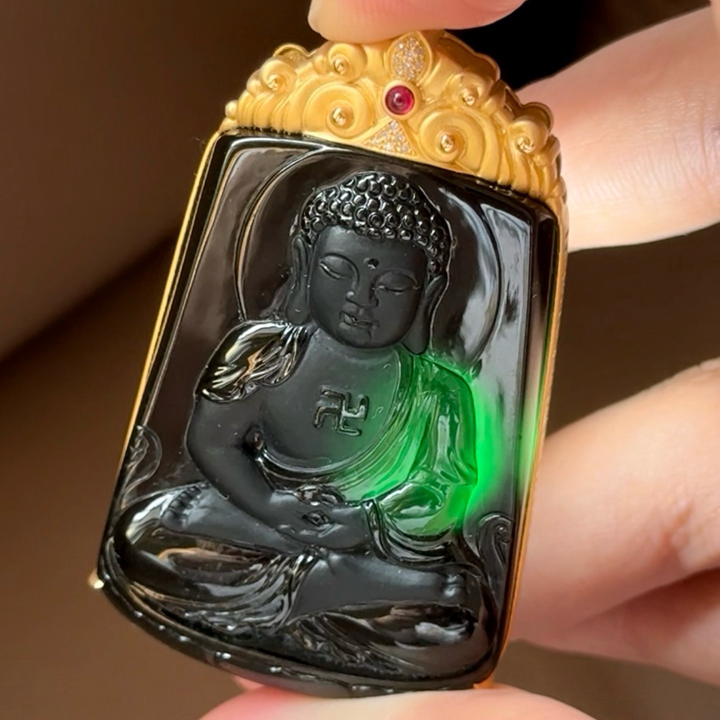 精品18k墨翠大日如来 种好色正 黑度极好 打灯通透 油性十足  尺寸54.8