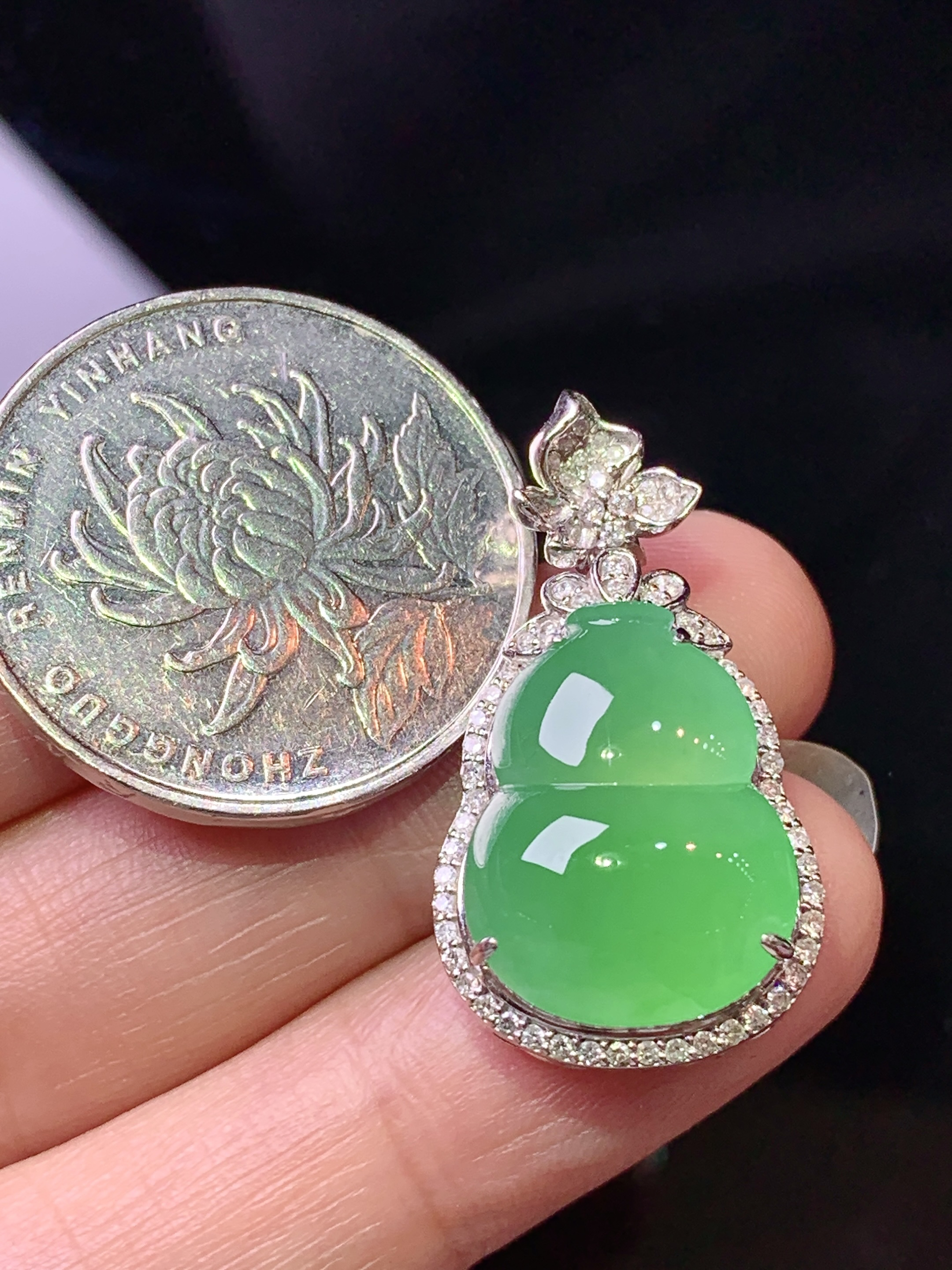 18k金钻镶嵌冰阳绿葫芦吊坠 玉质细腻 色泽艳丽清新 整体尺寸29*16*10.8 L2