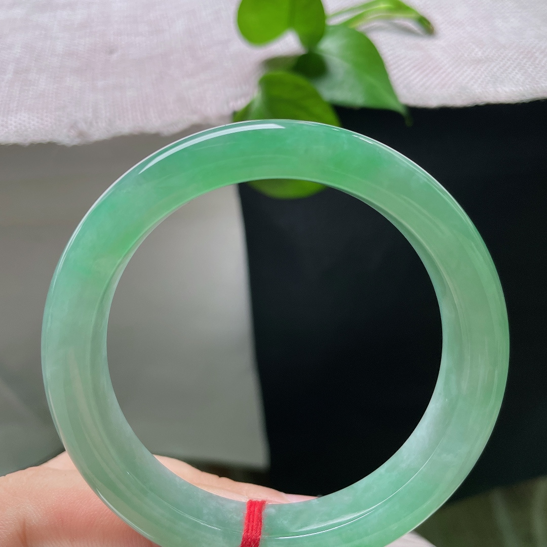 55.2/11.4/8.6，满色正圈，无裂，种质细腻水头十足，翠色匀净，自带贵气珠光。ss57143