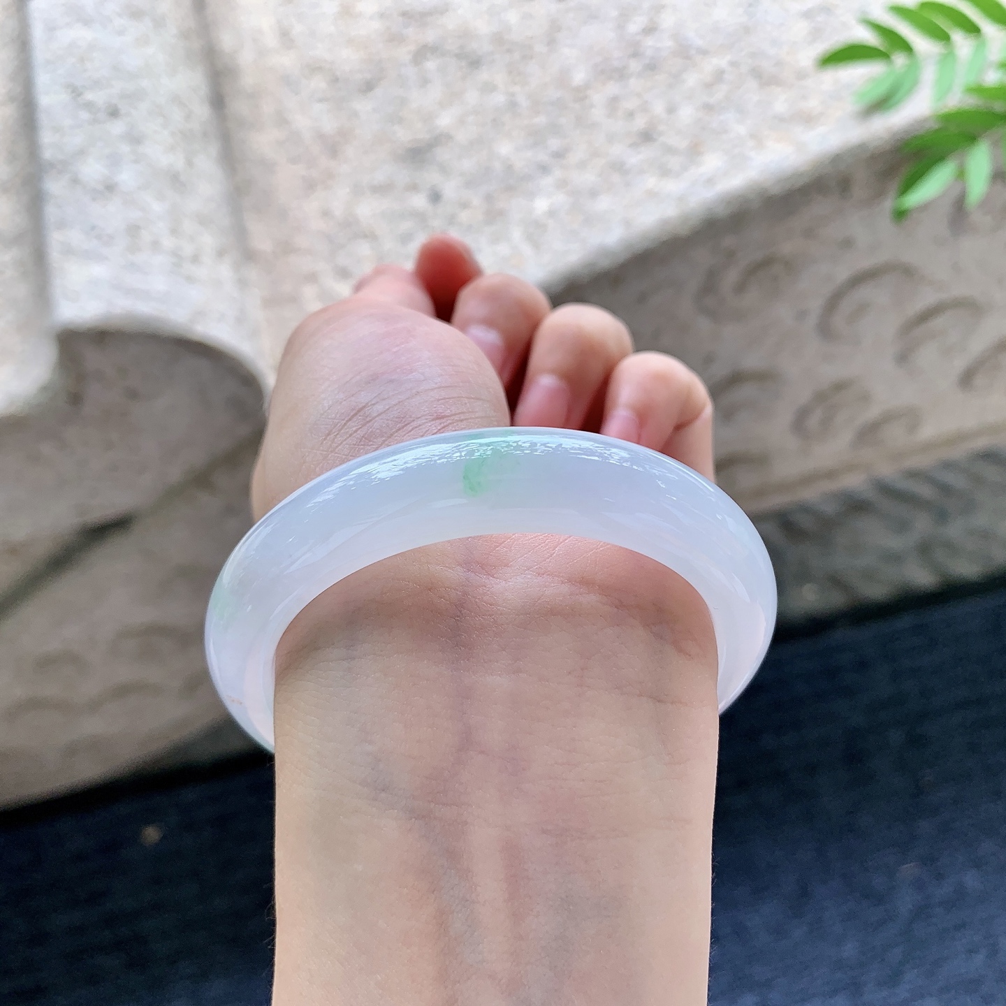 正圈53 54【圈口】54/11.5/8.2【编码】C5071139【描述】细糯春彩，水润，种老，细腻，打灯有絮线
