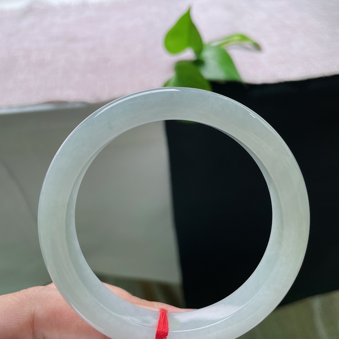 淡绿底正圈，无裂，冰润通透，玉质细腻，清冷温柔，属于简约百搭款。ss55720a