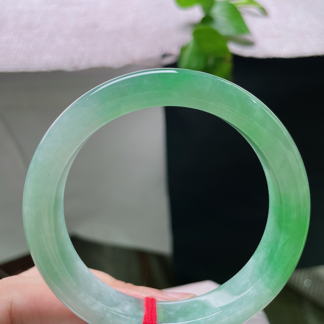 绿底飘色正圈，正装翡翠镯温润起莹，翠色流光，一身珠光宝气。ss55839a