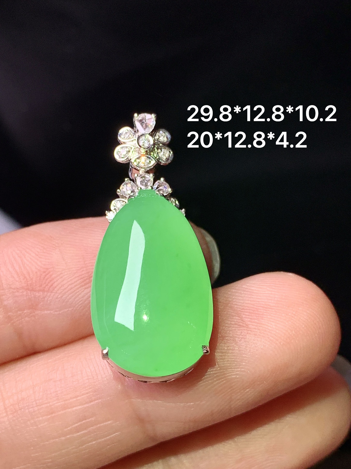 18k金钻镶嵌冰阳绿福瓜吊坠 玉质细腻 色泽艳丽清新 整体尺寸29.8*12.8*10.2 z3