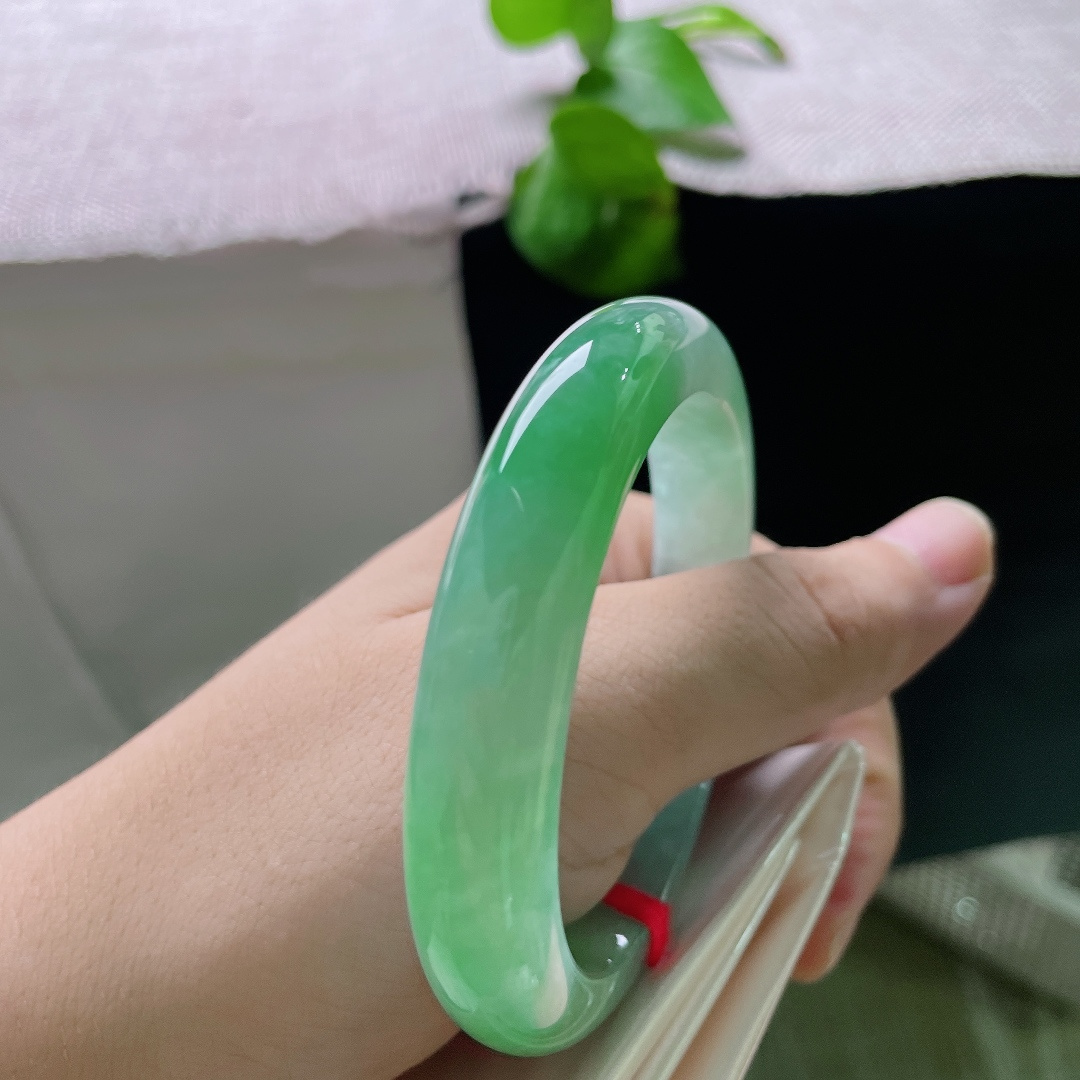 绿底飘色正圈，正装翡翠镯温润起莹，翠色流光，一身珠光宝气。ss55839a