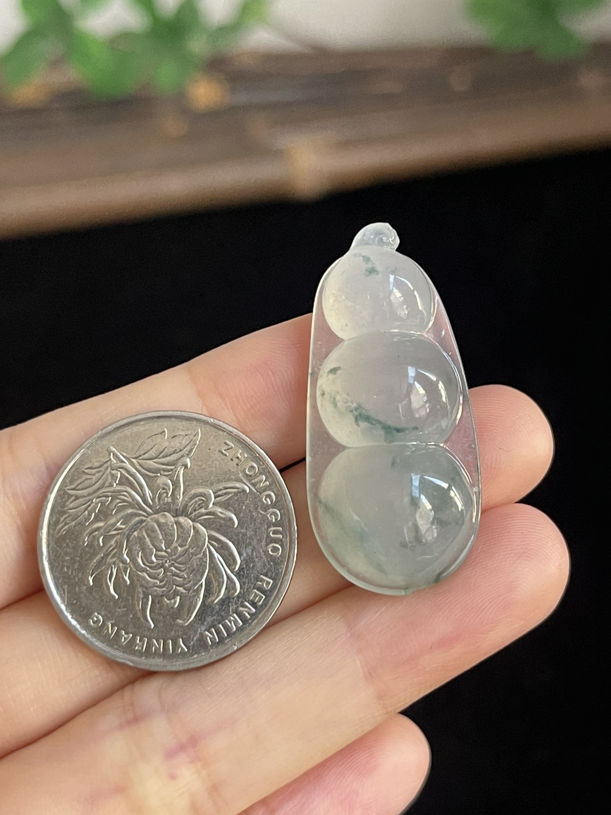翡翠冰糯种淡绿色飘花福豆
