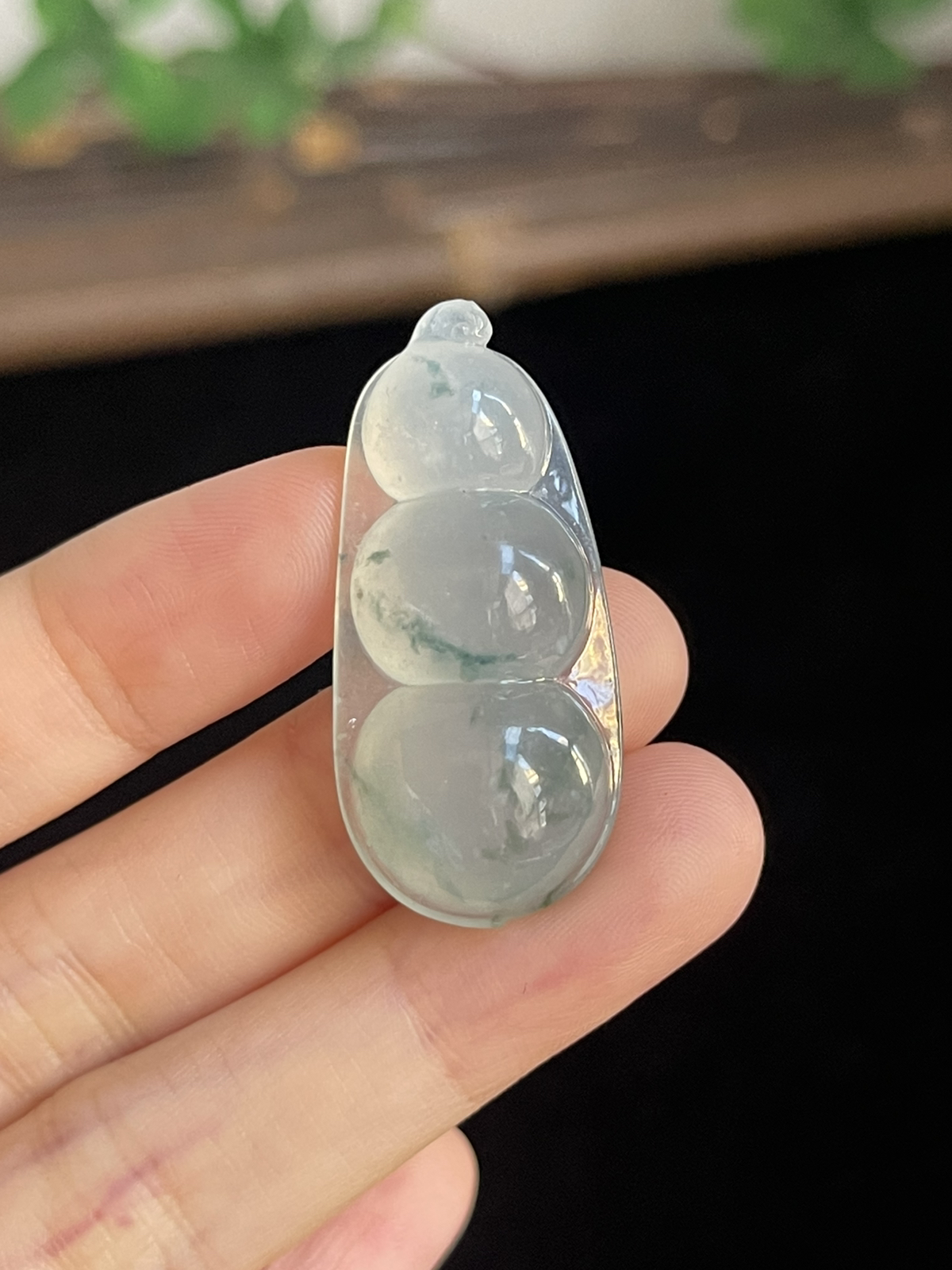 翡翠冰糯种淡绿色飘花福豆