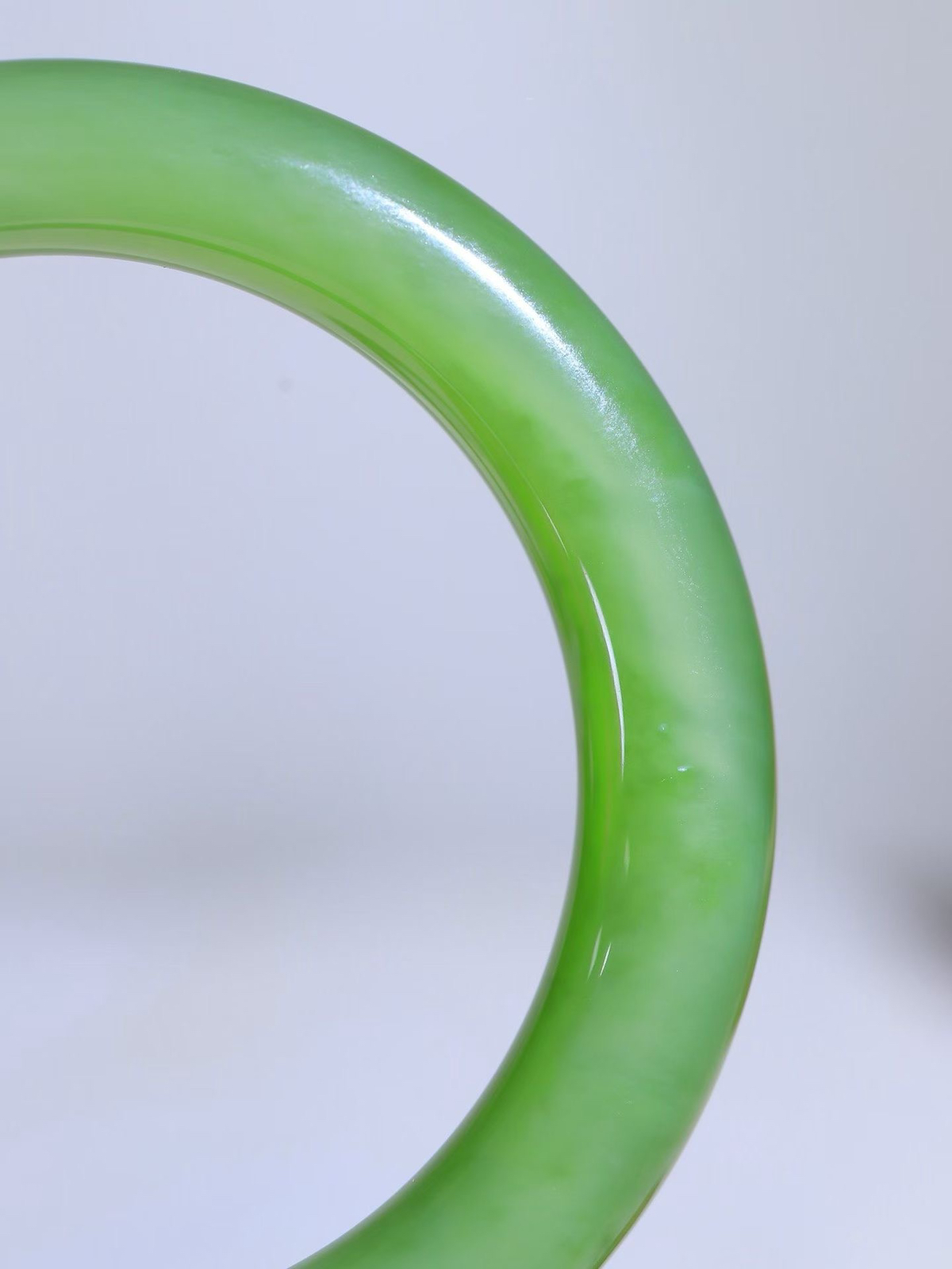 【碧波流转·手镯】

收藏级臻品️和田玉碧玉圆条微猫眼手镯，玉质细腻温润，手感舒适，️线条流畅，简约大气，美自天成，佩戴于腕间，婉约之美，举手投足间透出那份低调奢华，醉人心扉。
重58.77克 内径圈口57mm尺寸10.5-10.5mm  FDA-13502908