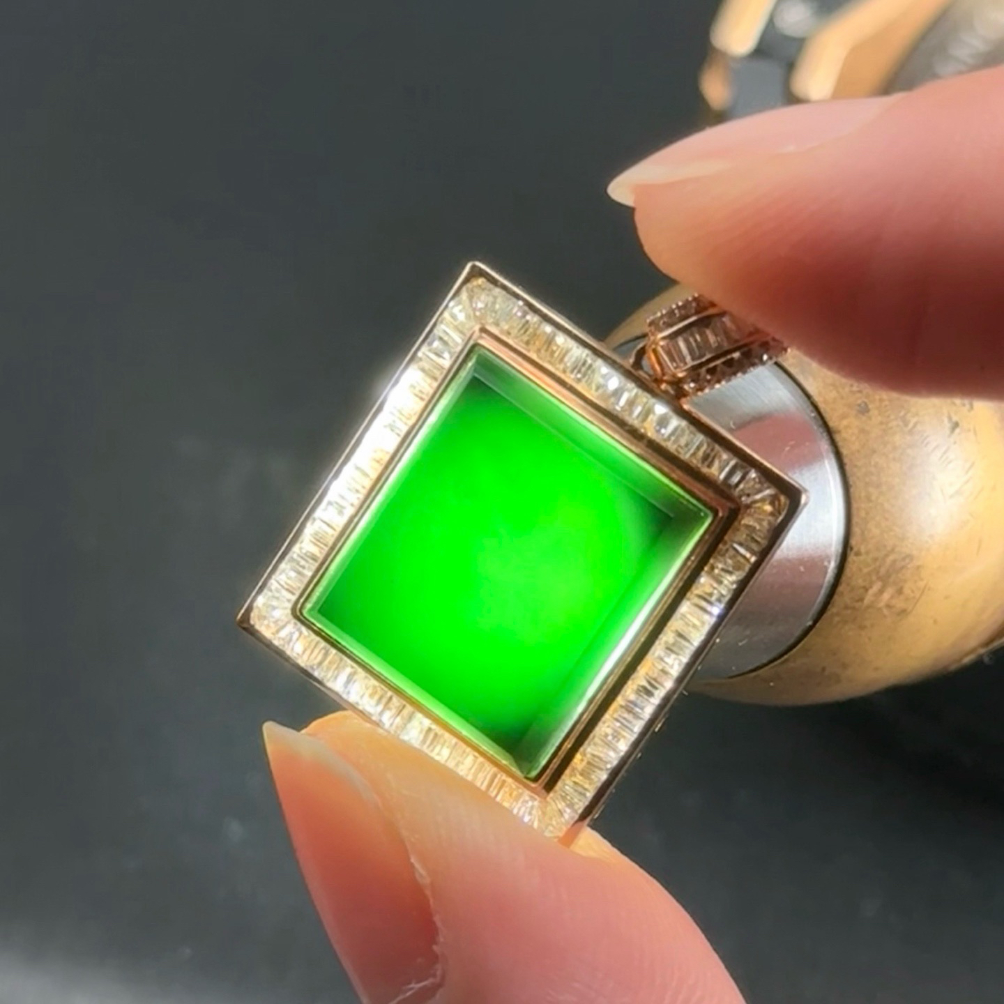 精品满钻豪镶墨翠无事牌小吊坠 种好色正 黑度极好 打灯通透 油性十足  尺寸25.9