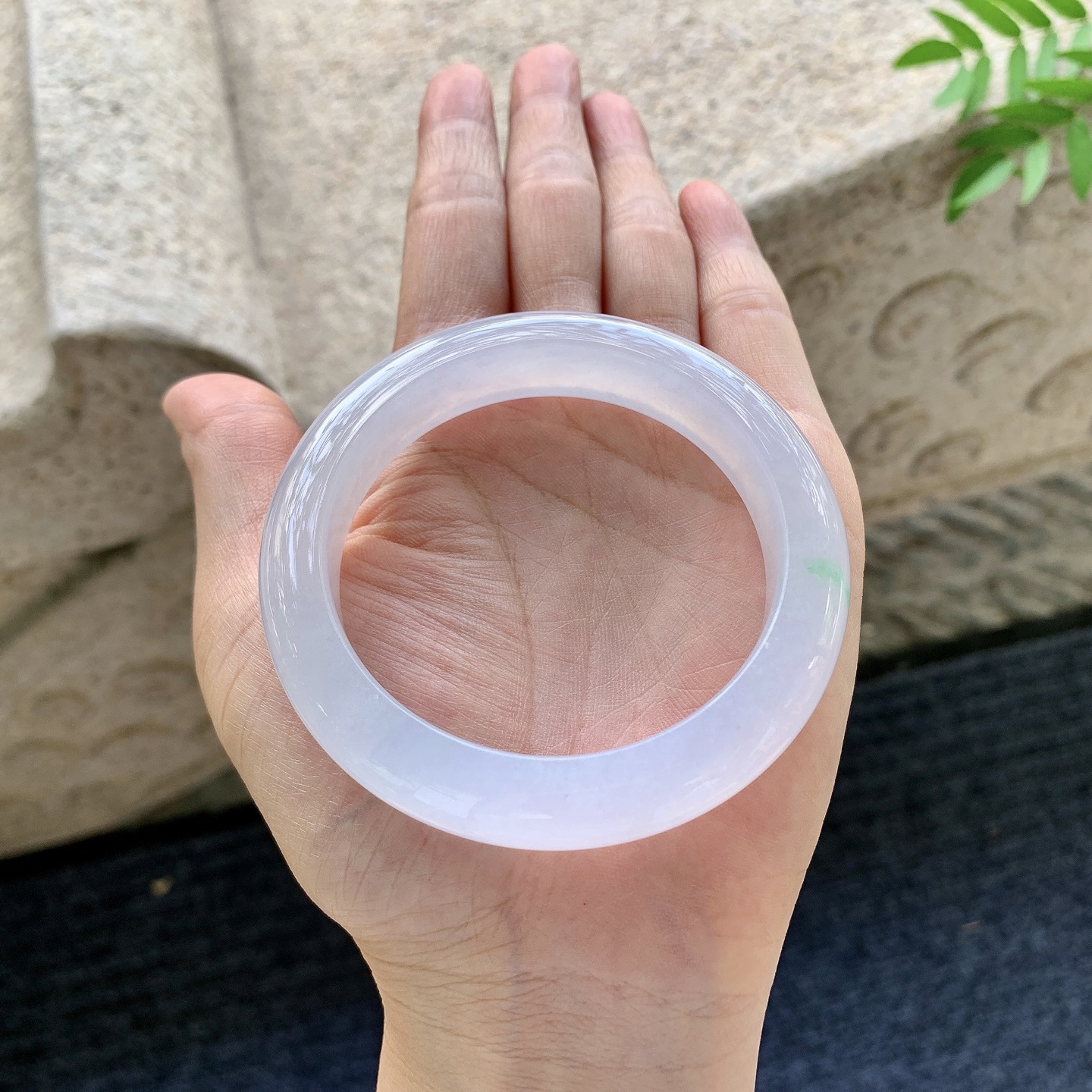正圈53 54【圈口】54.5/12/9【编码】LH071136【描述】冰糯粉紫飘绿、水润，种老，细腻，无裂