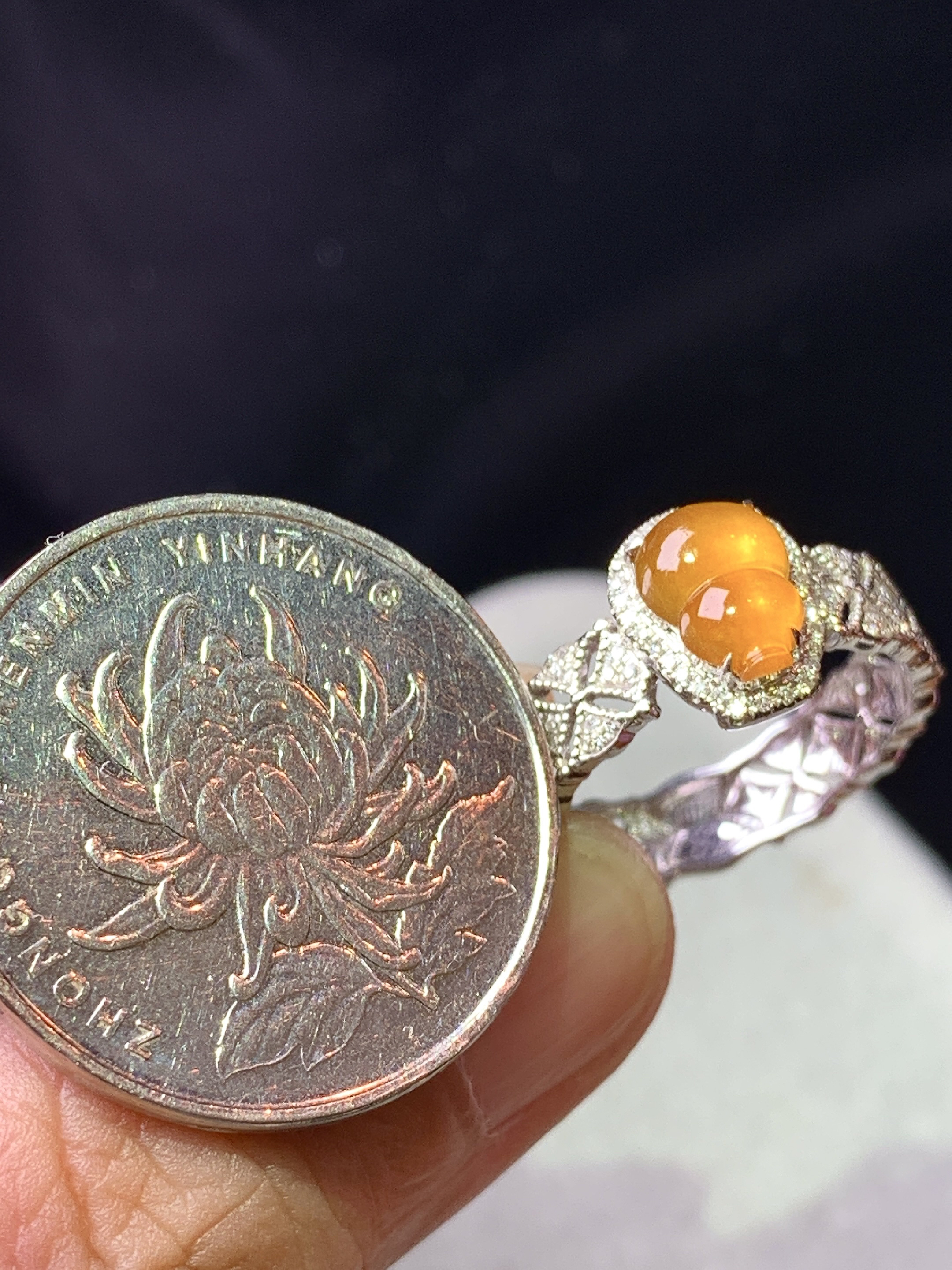 18k金钻镶嵌黄翡葫芦戒指 玉质细腻 色泽艳丽清新 圈口13 裸石尺寸9*6*2.3 b3