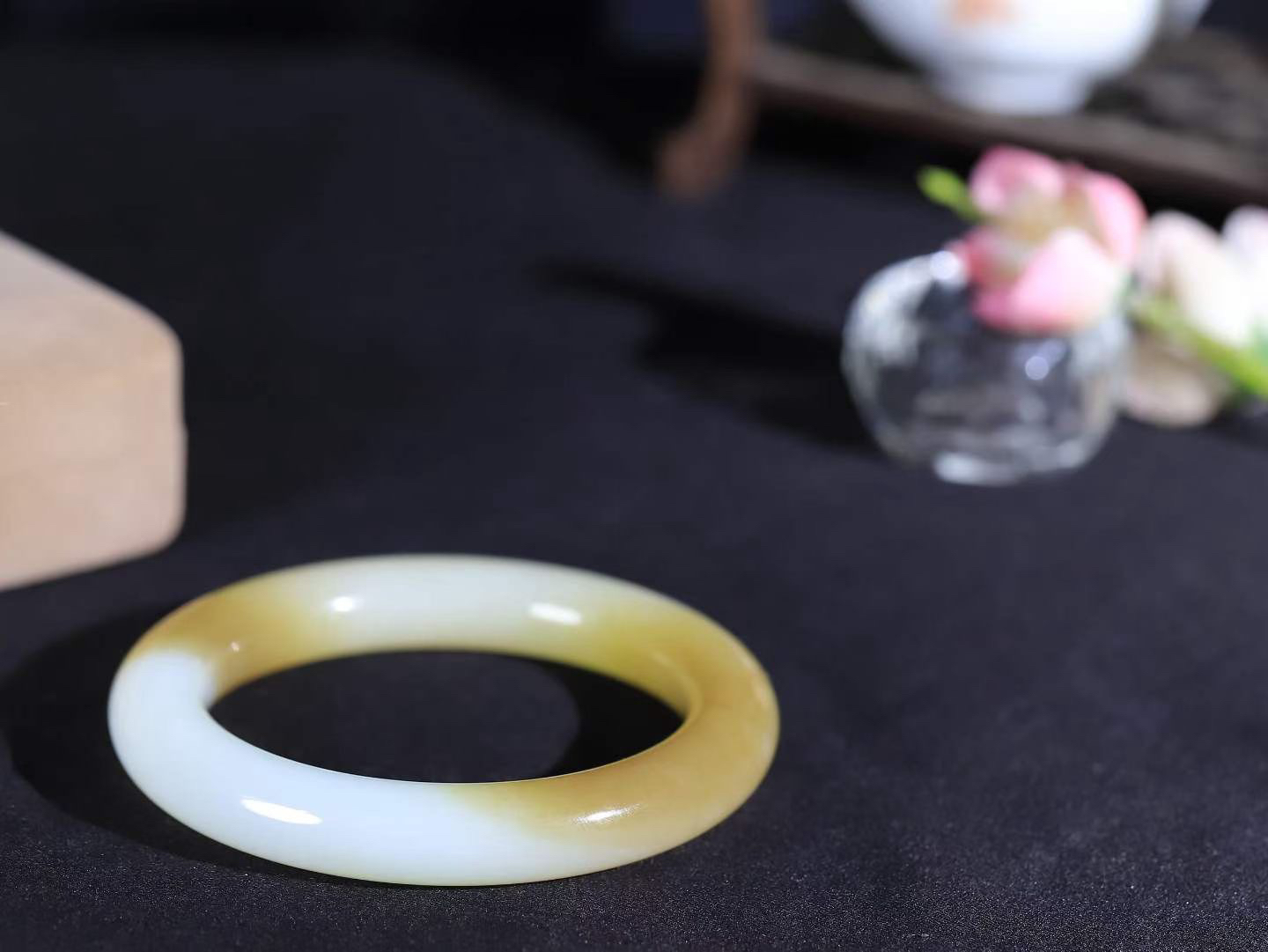 【玉佳人·手镯】

精品️和田玉糖白玉圆条手镯 ，玉质细腻油润，做工细致精美，端庄素雅，亭亭玉立，芊芊素手。芊芊素手，怎能忘镯？秀美圆条，更显婀娜。内径57.5mm 尺寸11.2-11.1mm重67克66701000y