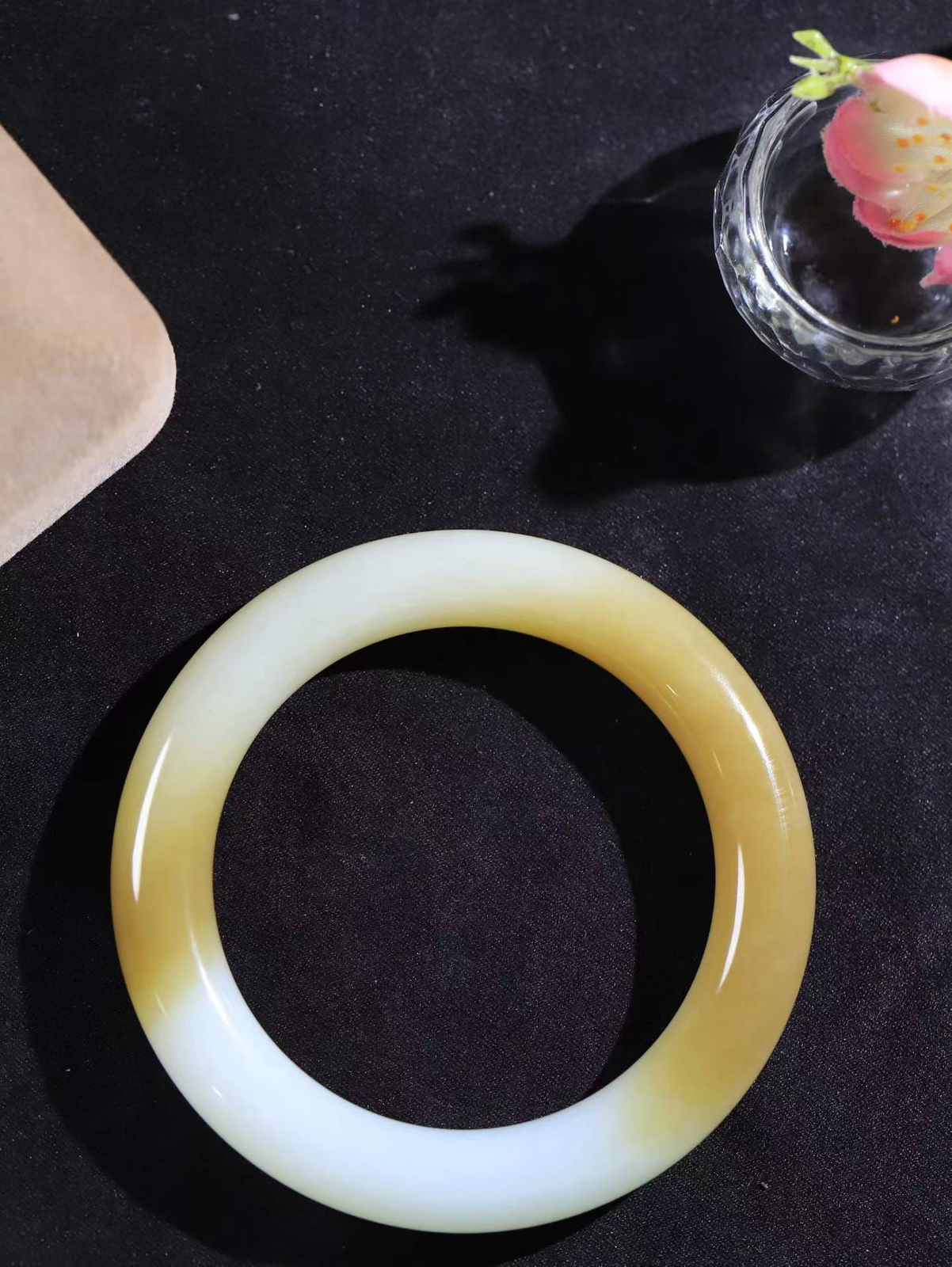 【玉佳人·手镯】

精品️和田玉糖白玉圆条手镯 ，玉质细腻油润，做工细致精美，端庄素雅，亭亭玉立，芊芊素手。芊芊素手，怎能忘镯？秀美圆条，更显婀娜。内径57.5mm 尺寸11.2-11.1mm重67克66701000y