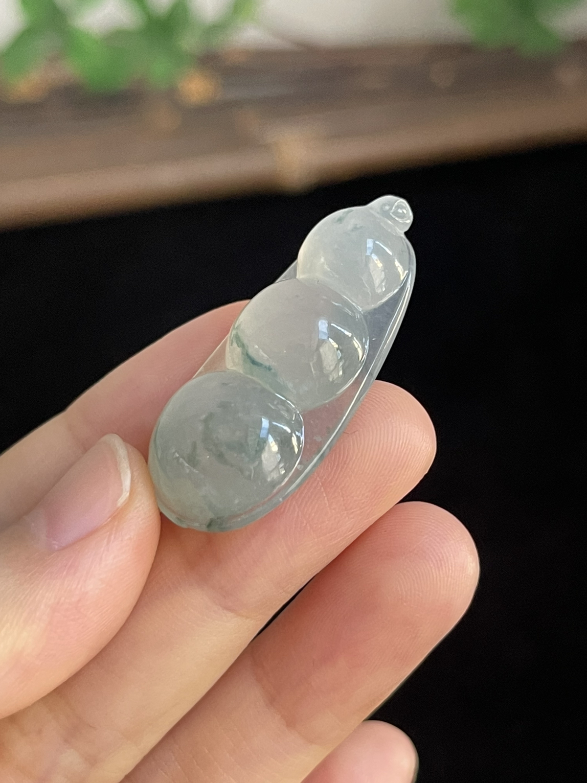 翡翠冰糯种淡绿色飘花福豆