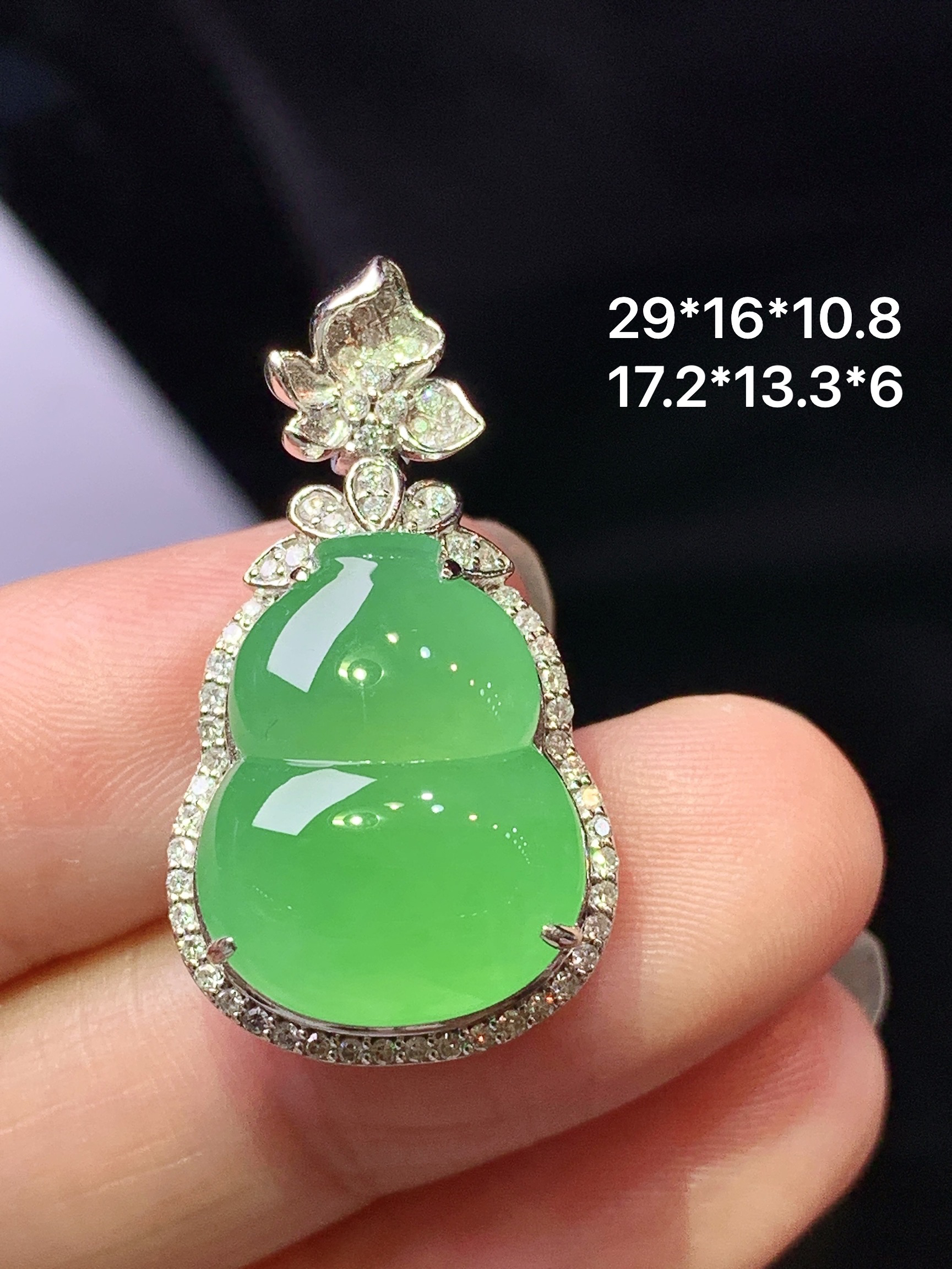 18k金钻镶嵌冰阳绿葫芦吊坠 玉质细腻 色泽艳丽清新 整体尺寸29*16*10.8 L2