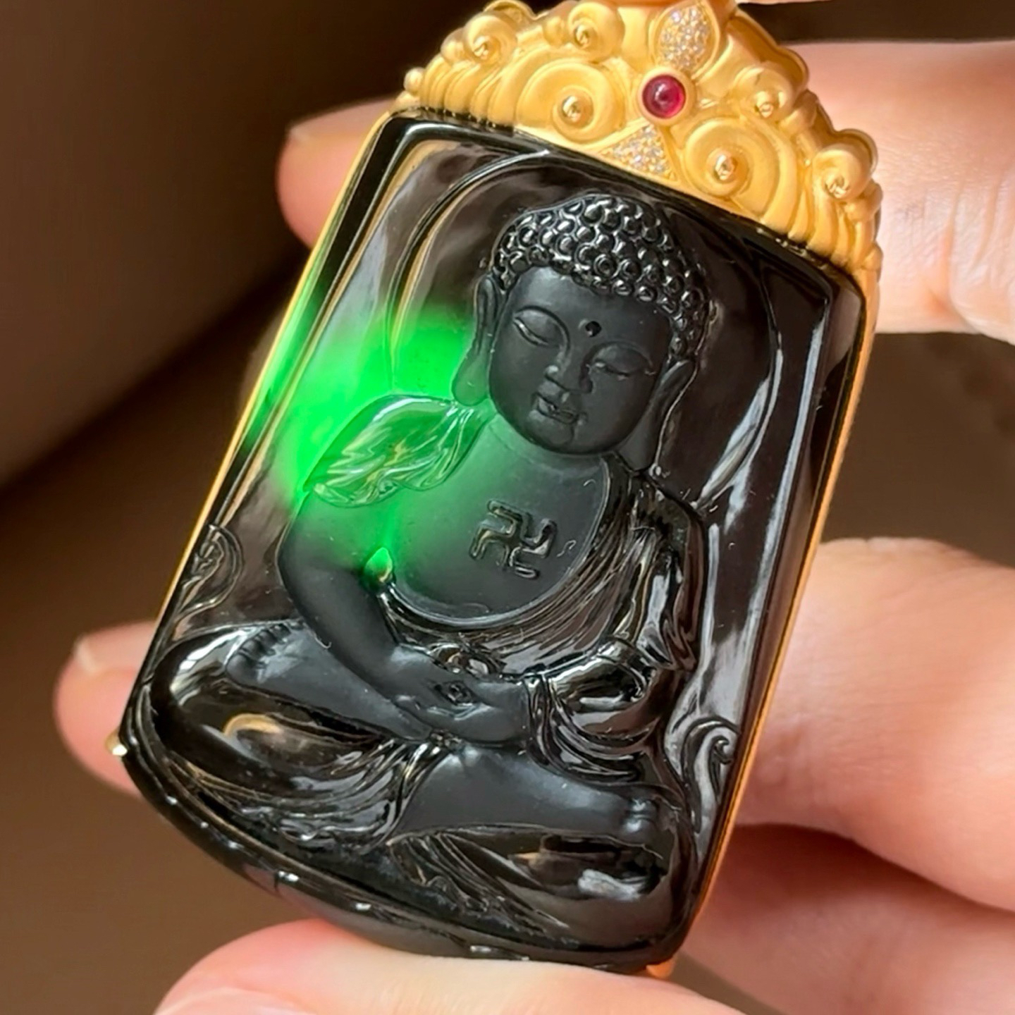 精品18k墨翠大日如来 种好色正 黑度极好 打灯通透 油性十足  尺寸54.8