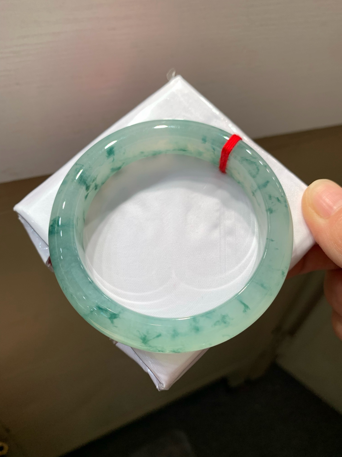 尺寸57.5/12.8/9.4，冰飘花手镯
冰透细腻 种老肉细