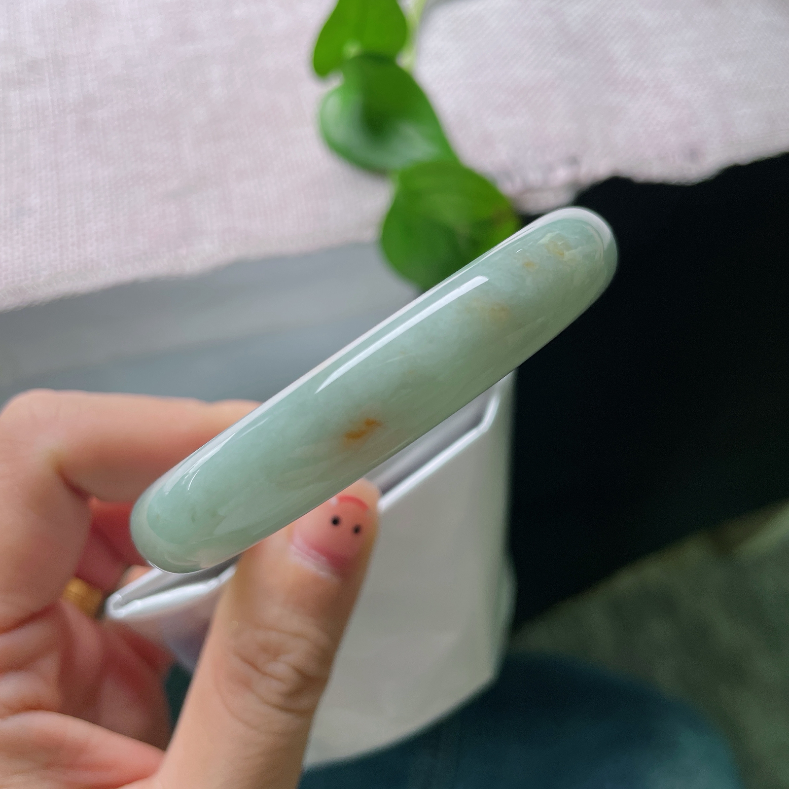 55.7/11.8/8.6，晴底正圈。晶体纹，素翠环身，零星洒金点缀，清冷玉色揉进暖融融细碎霞光。ss54088a。