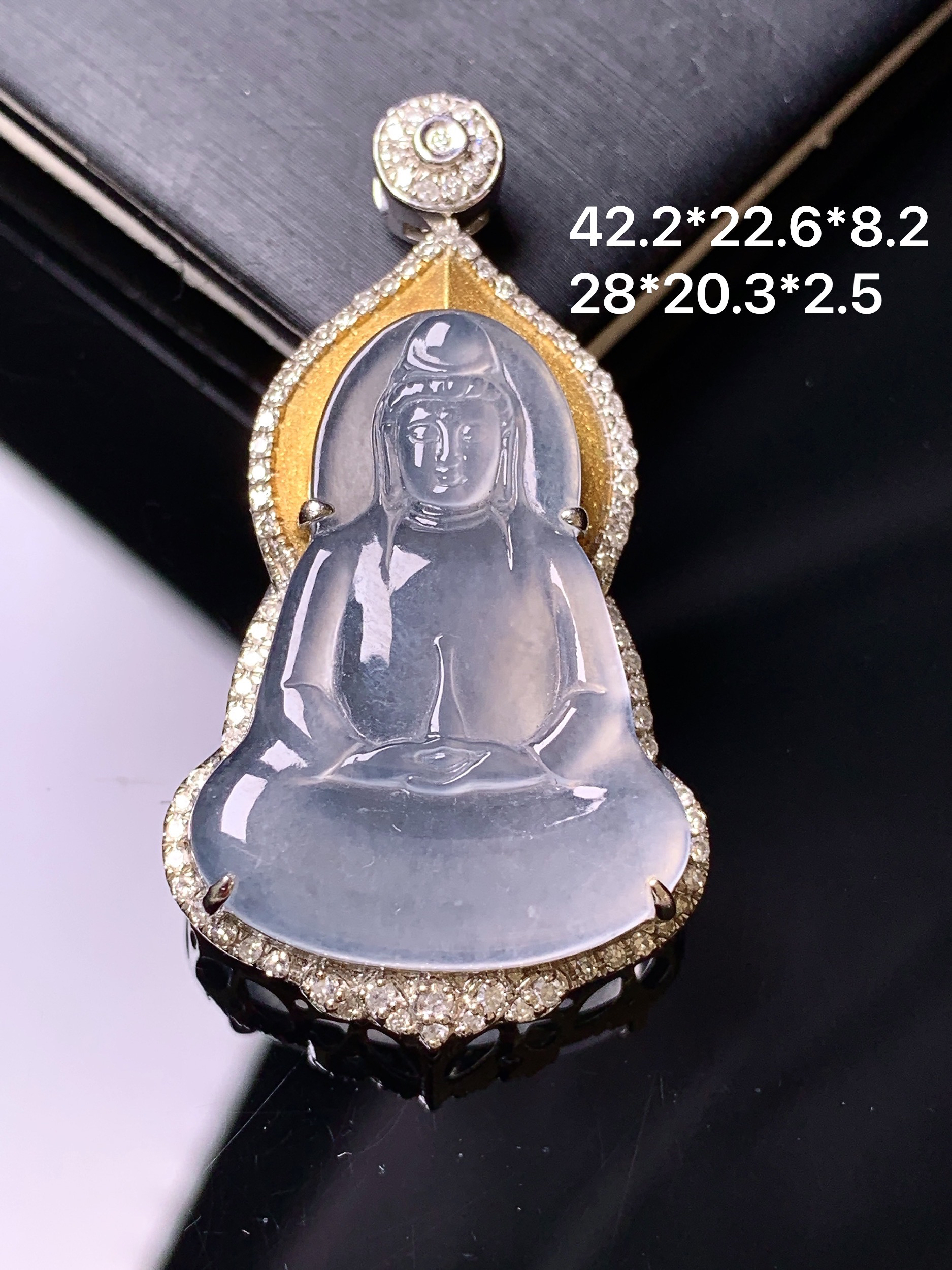 18k金钻镶嵌冰种观音菩萨吊坠 玉质细腻 色泽艳丽清新 整体尺寸42.2*22.6*8.2 f4