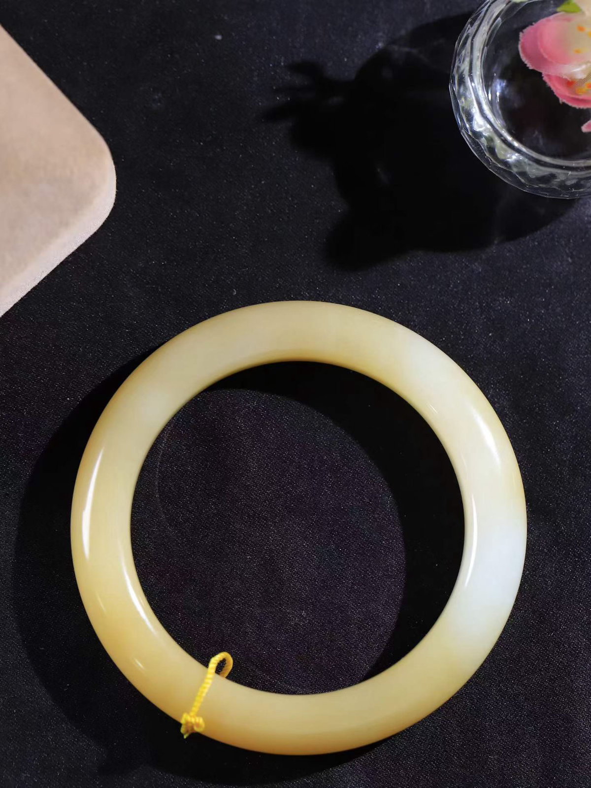 【诗情画意.手镯】

精品和田玉糖白玉手镯   细腻油脂,手感润滑。意韵飘渺，温雅细腻，工艺精湛，️氤氲诗意的美跃然于手腕之间，给人以出尘的风雅，优美脱俗，气质非凡。重57.95克 内径56.5mm尺寸11-10mm  93701055y