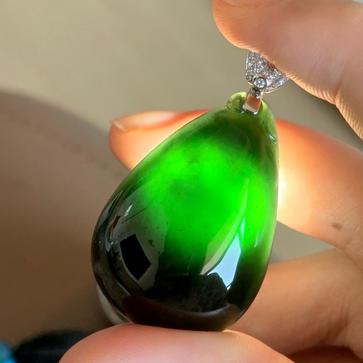 精品18k墨翠水滴吊坠 种好色正 黑度极好 打灯通透 油性十足 尺寸46