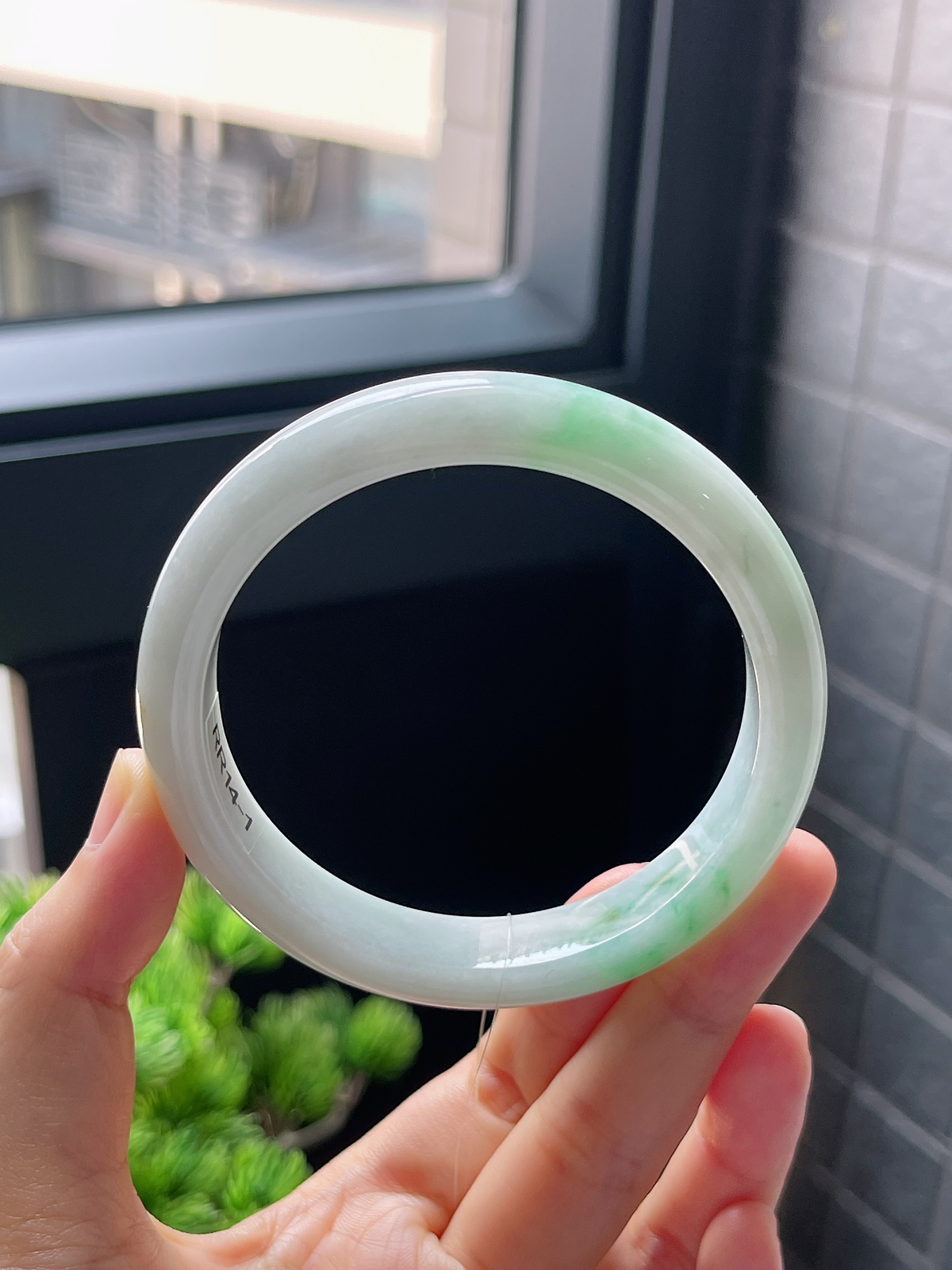 正圈60.2圈口，翡翠糯化种飘绿手镯