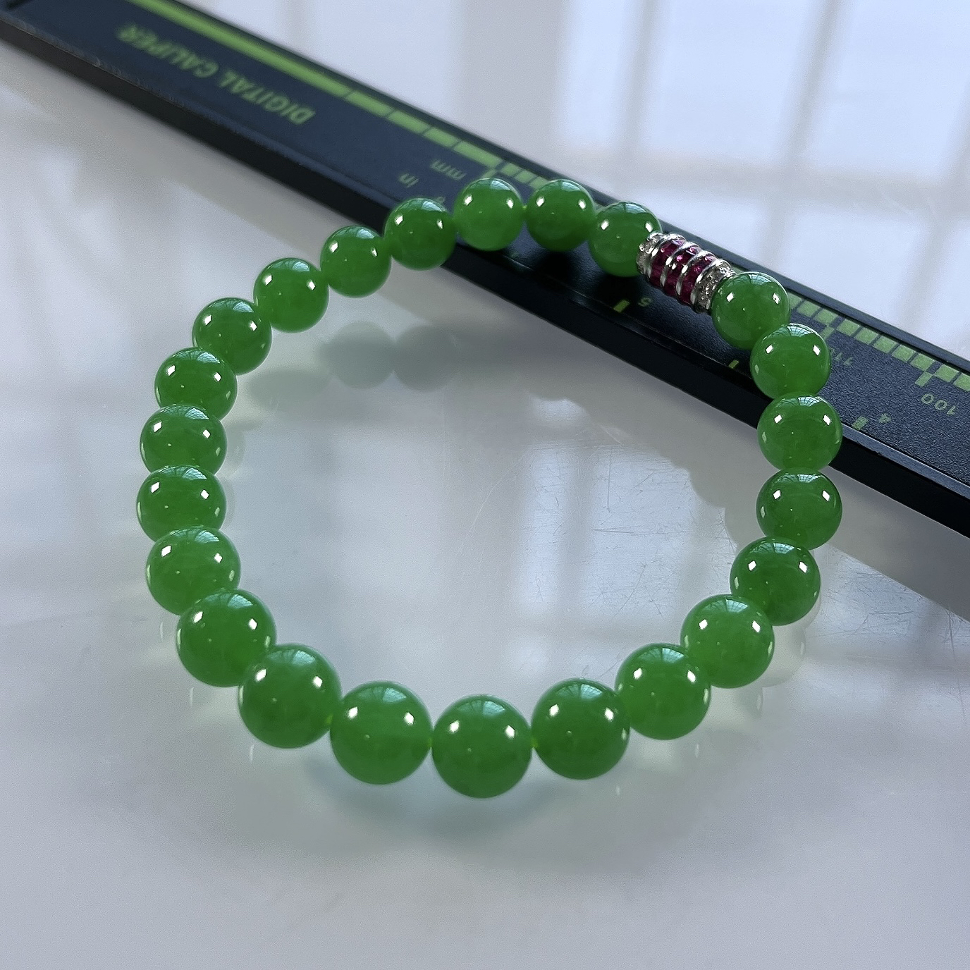 收藏传承级别，缅甸天然翡翠A货，卡7.8冰种起胶浓正阳绿圆珠手串手链，尺寸：7～7.8mm/23颗，长度175mm，重量：16.42g，925银扣。