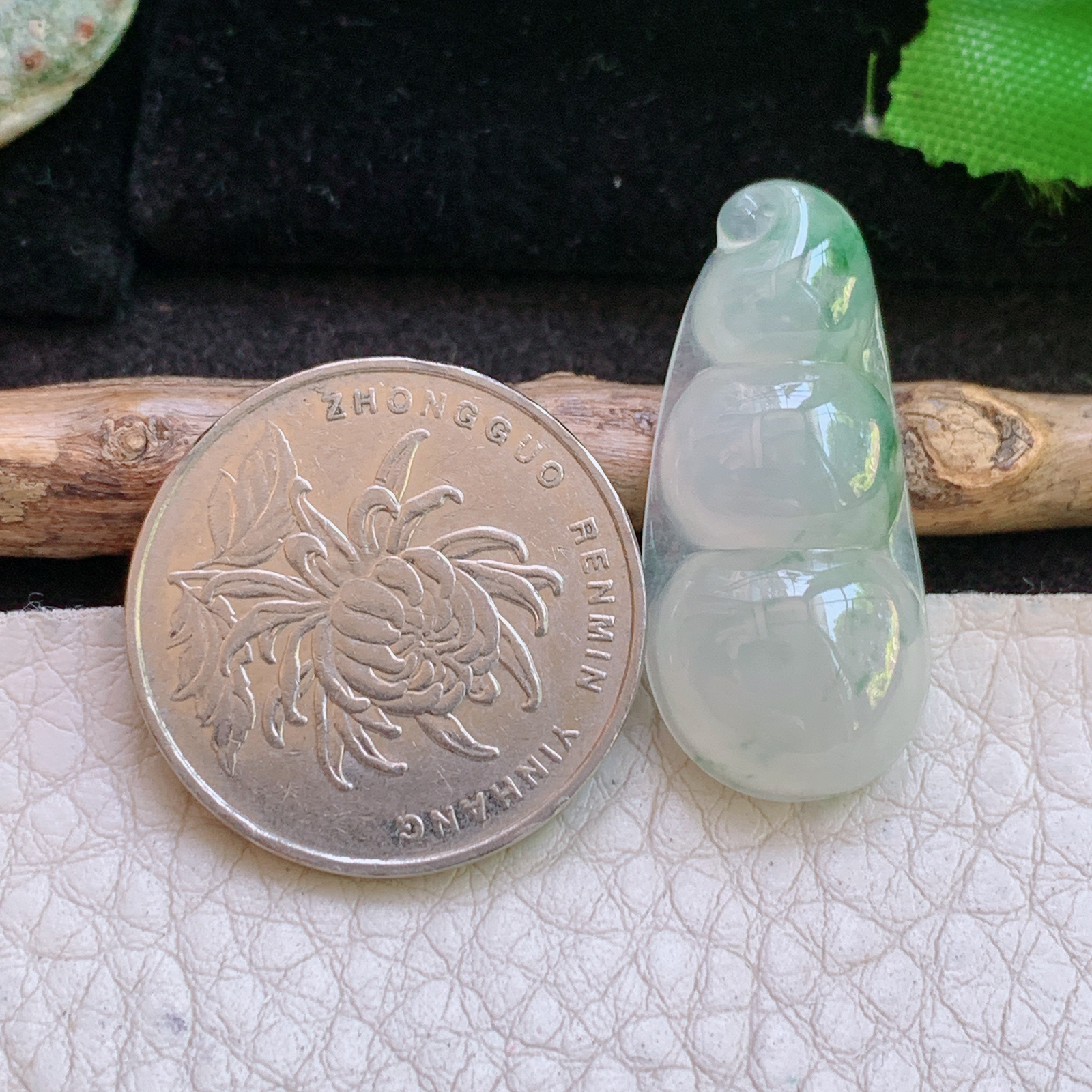 sd实拍30.5*13.8*6.3缅甸翡翠a货精雕冰飘花平安豆 福豆玉吊坠