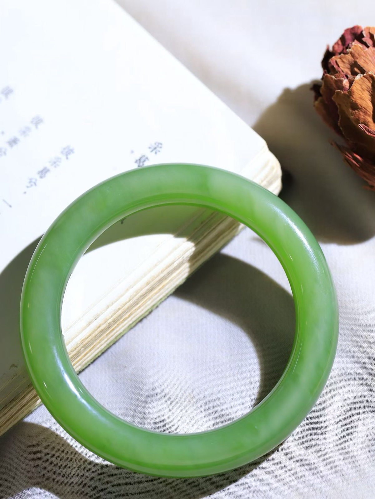 【碧波流转·手镯】

收藏级臻品️和田玉碧玉圆条微猫眼手镯，玉质细腻温润，手感舒适，️线条流畅，简约大气，美自天成，佩戴于腕间，婉约之美，举手投足间透出那份低调奢华，醉人心扉。
重58.77克 内径圈口57mm尺寸10.5-10.5mm  FDA-13502908